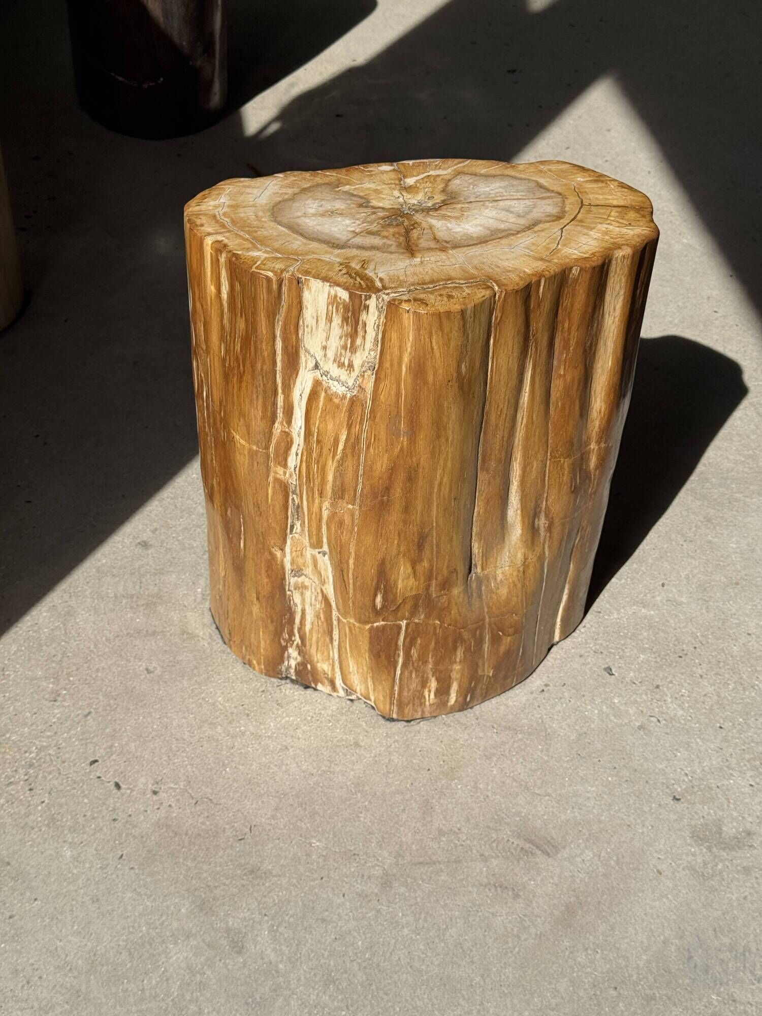Table d'appoint en bois pétrifié orange doré et blanche ovale H46 D38 - 333