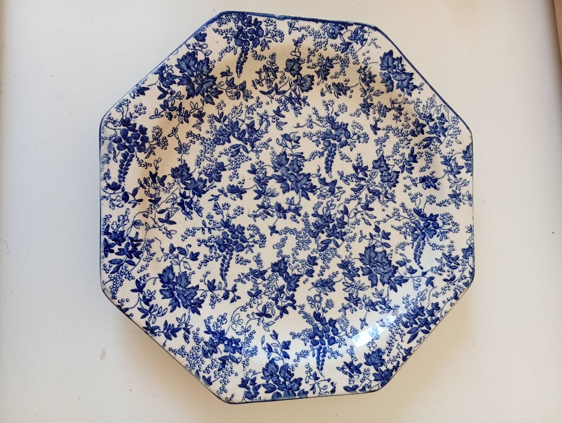 Octagonal blue dessert plate from the late 19th century in earthenware.