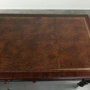 Bureau d'écriture anglais ancien de la fin du 19e siècle avec une couleur chaude.