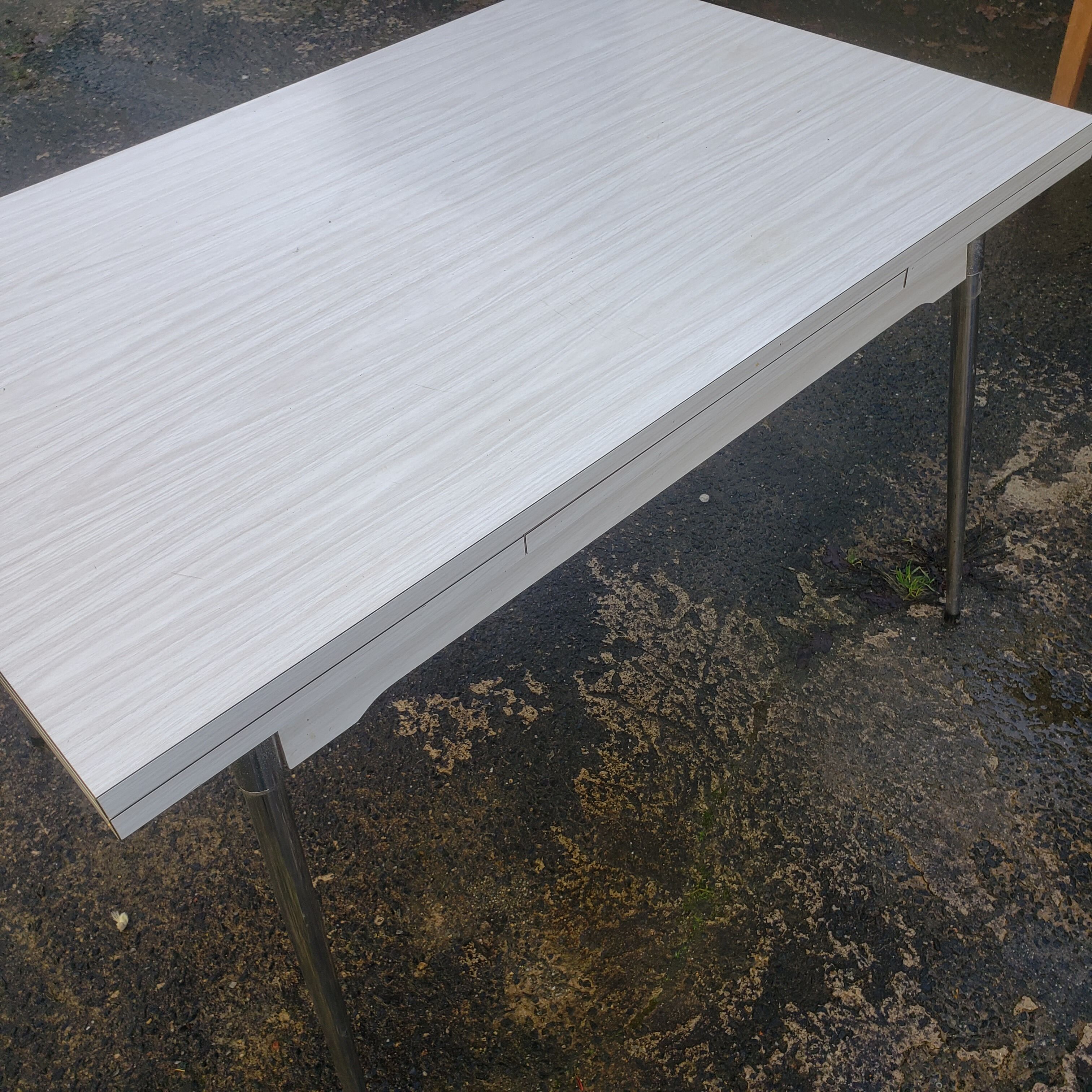 Formica table with extensions