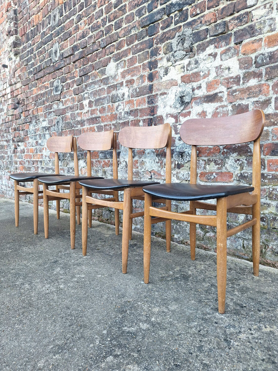 4 chaises en teck et skaï noir, Italie 1960
