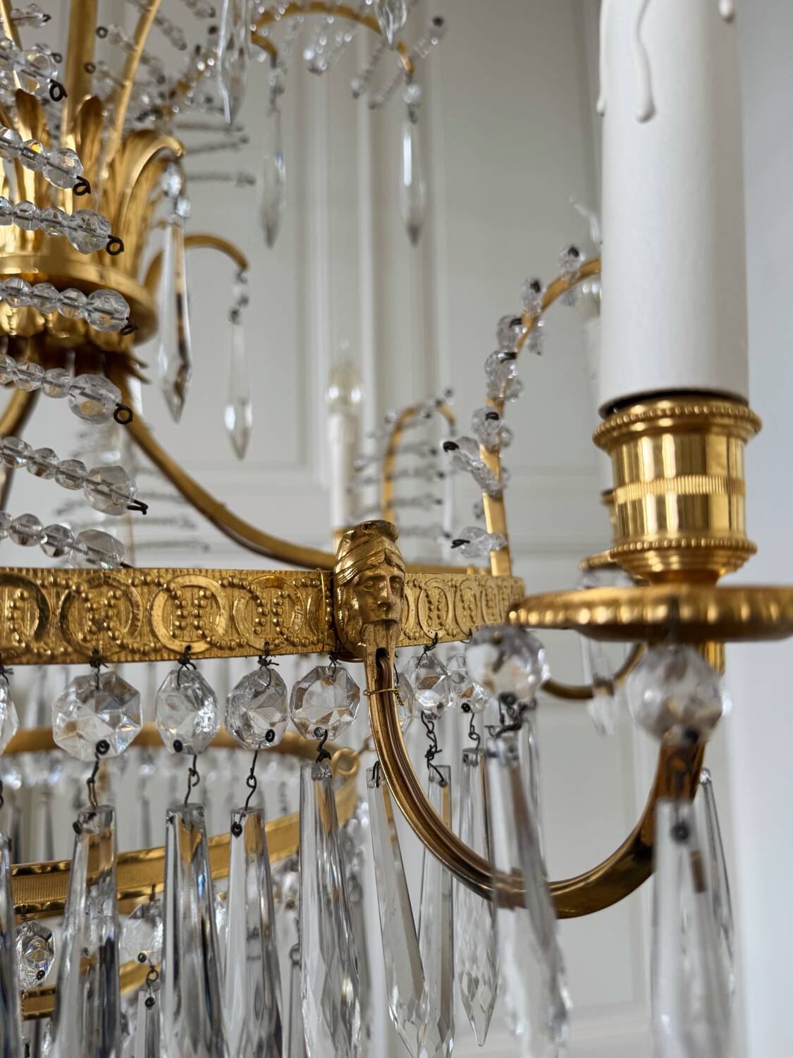 Empire style pagoda chandelier in gilded bronze with crystal pendants