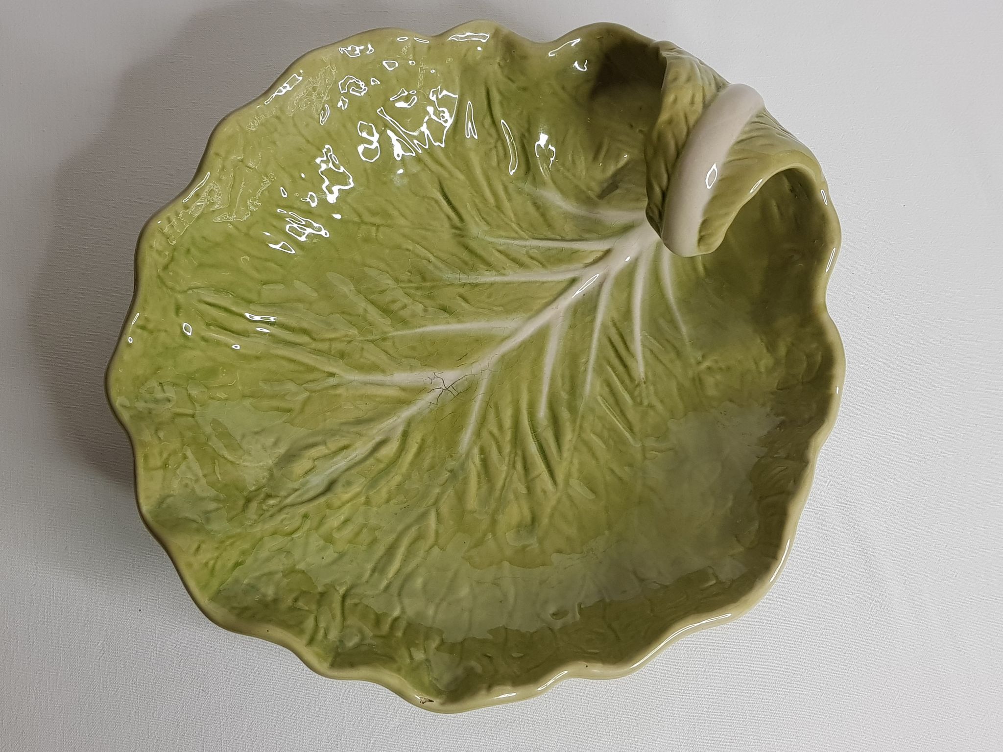 Dish in earthenware "chou leaf" Bordallo Pinheiro, 32 cm