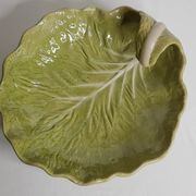 Dish in earthenware "chou leaf" Bordallo Pinheiro, 32 cm