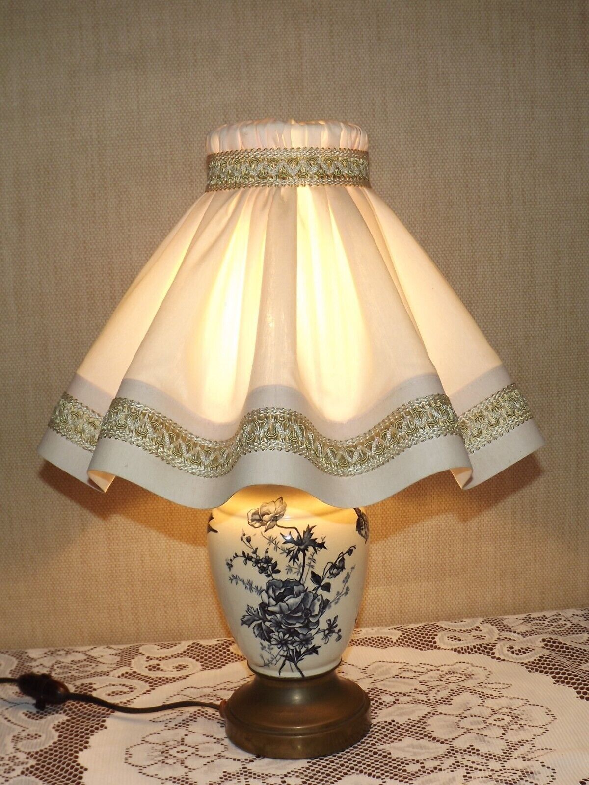 Lampe de table en porcelaine et laiton