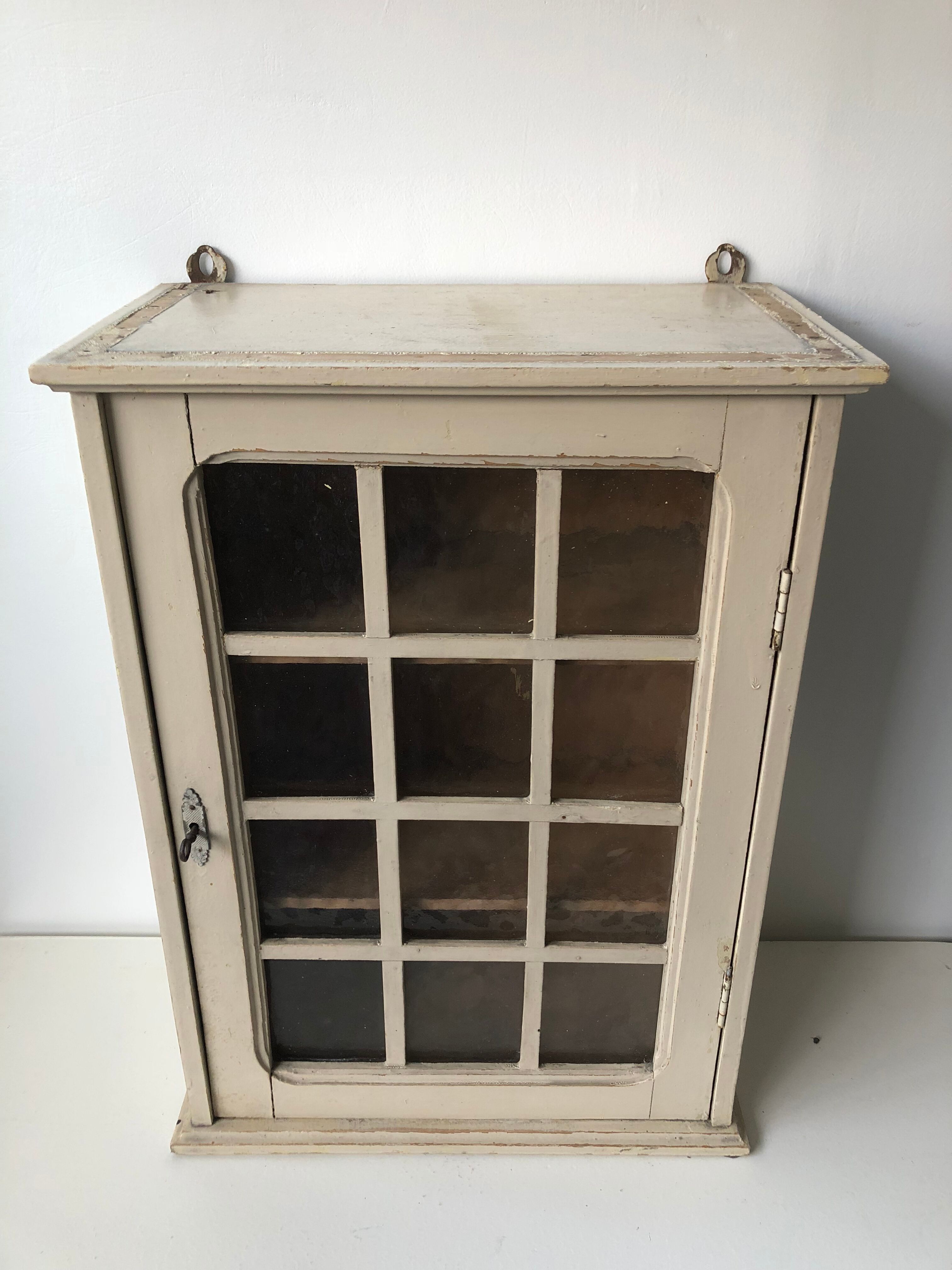 Medicine wardrobe glazed braces