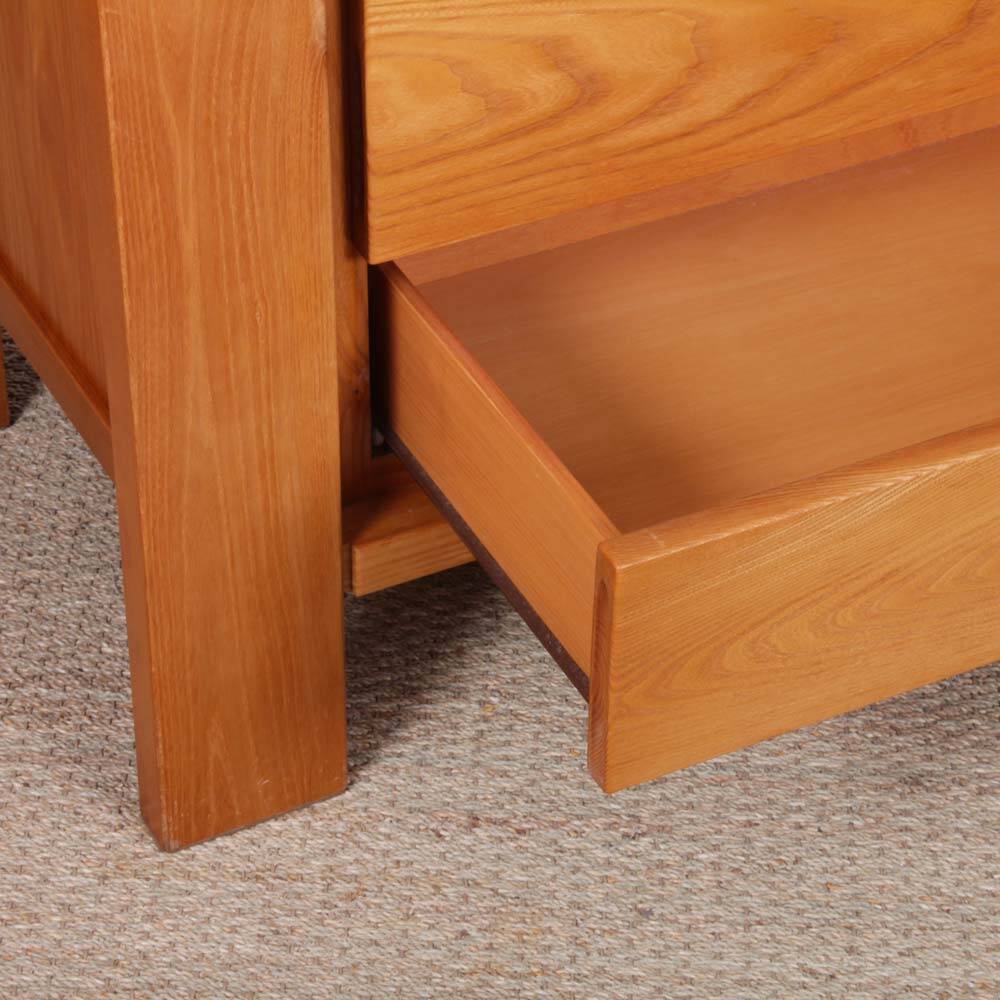 Vintage chest of drawers in solid elm from the 1980s.