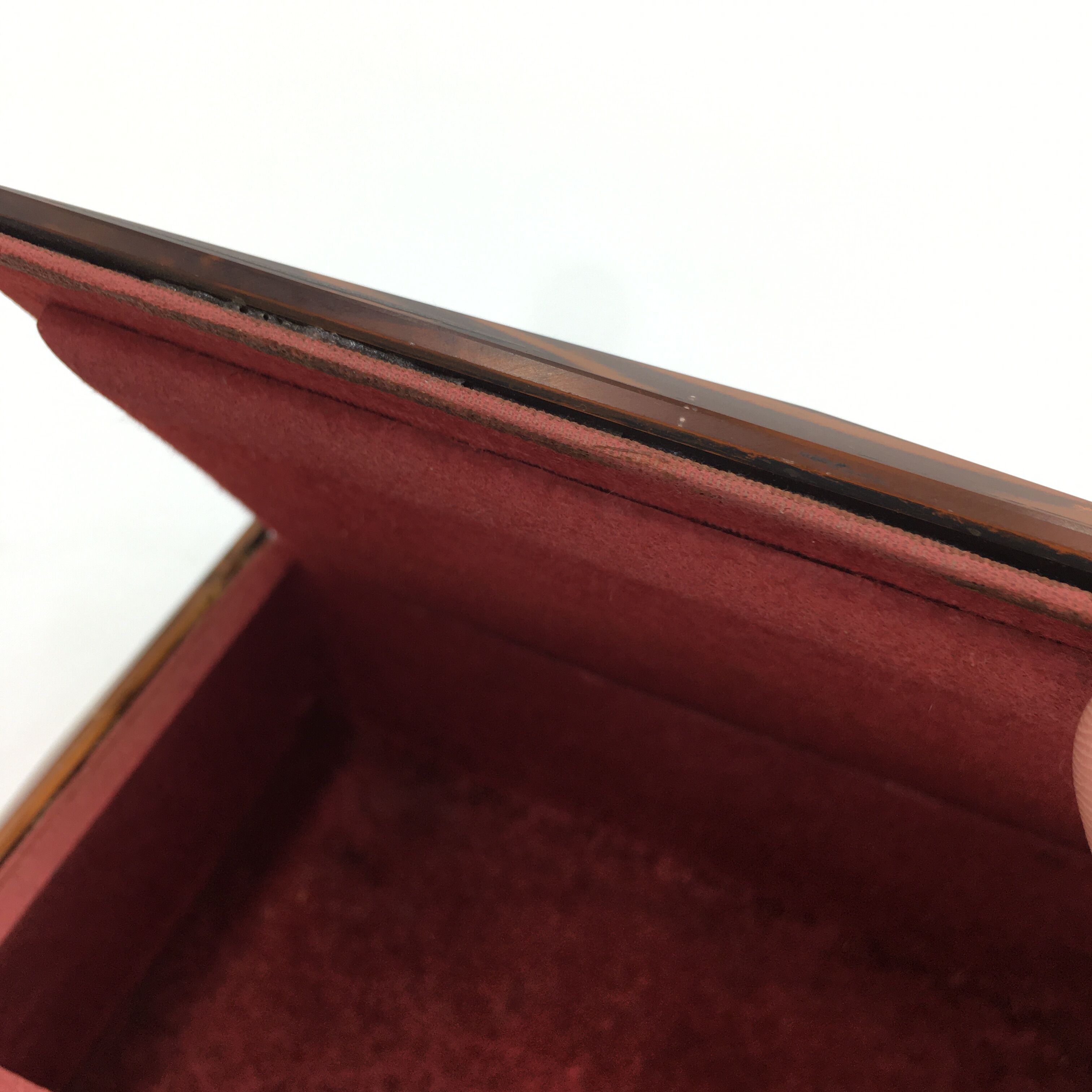 Mirror jewelry box in pink relief