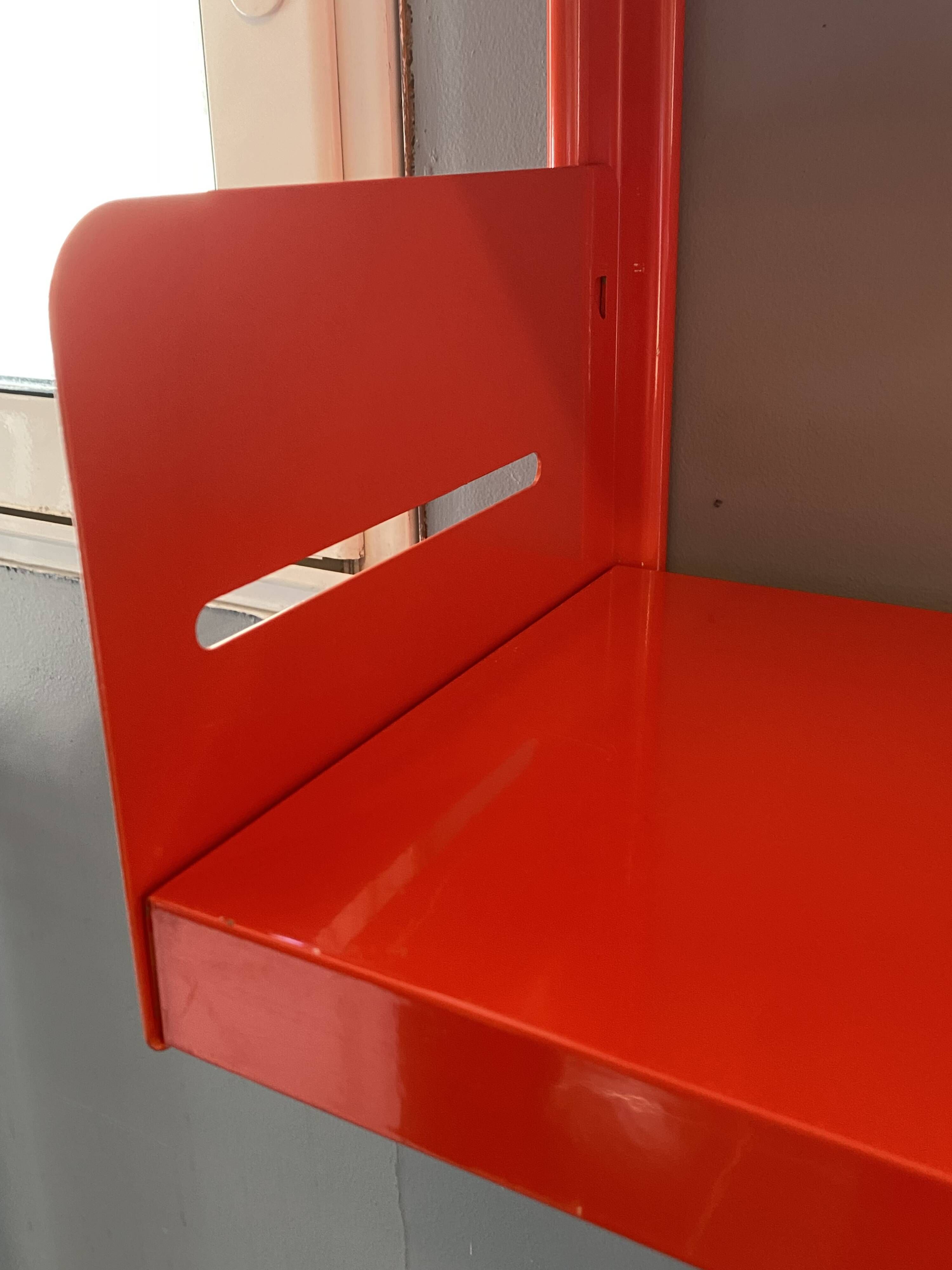 Modular red metal wall shelf in Congresso Lips Vago style.