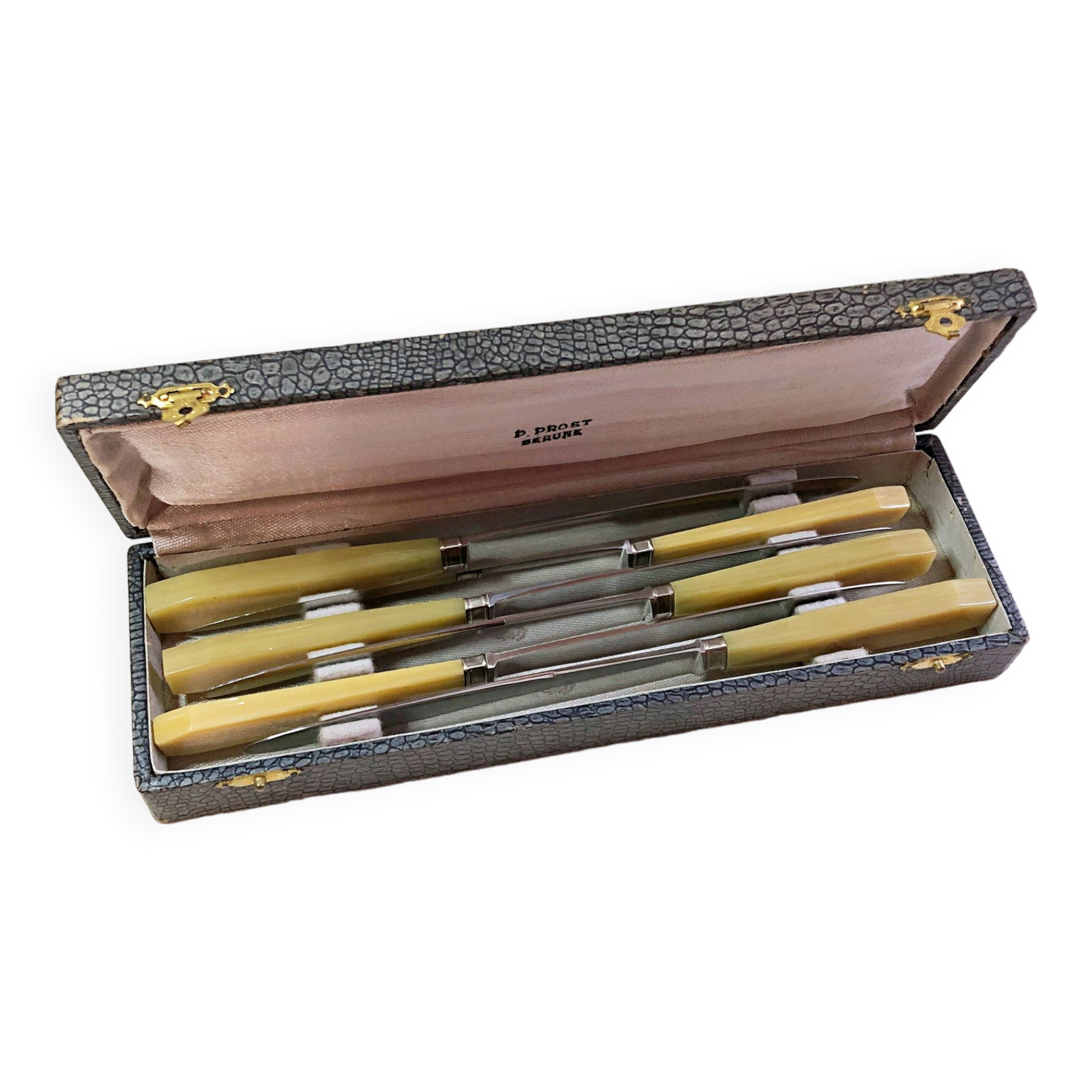Coffret de 6 couteaux de table manche bakélite France début XXe