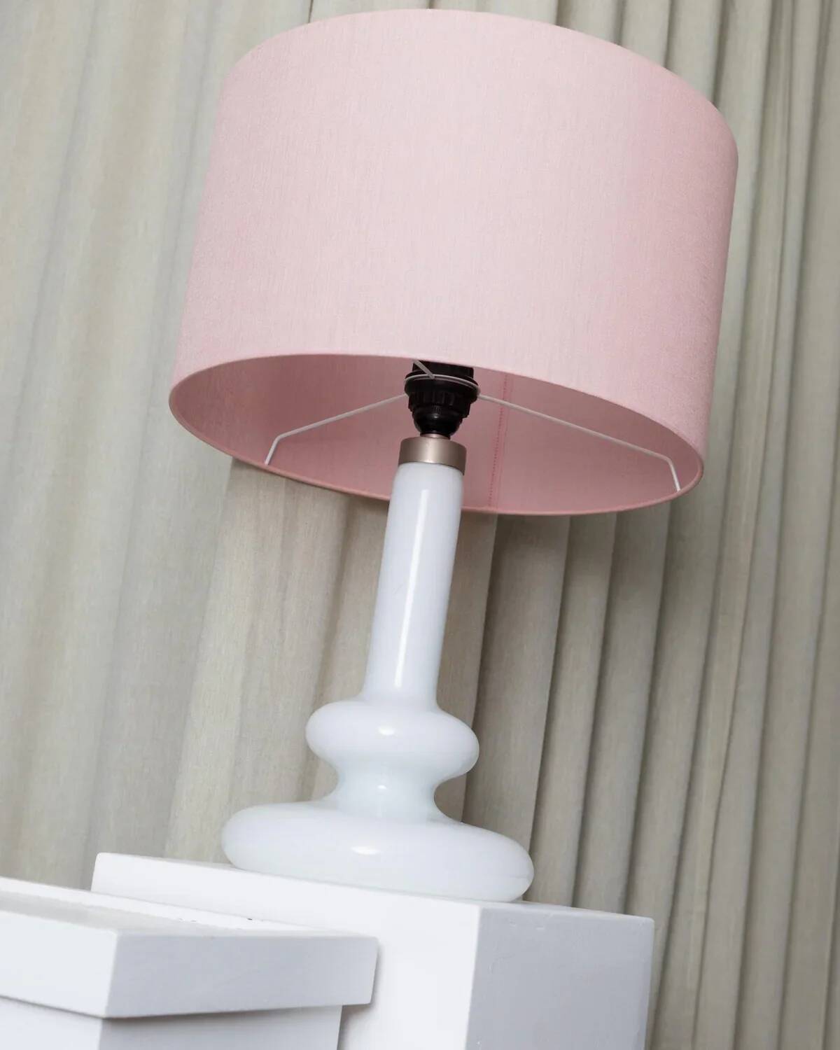 Vintage table lamp Holmegaard Plaza by Hsin-Lung Lin for Glasværk, 1970s - white glass with pink fabric shade.