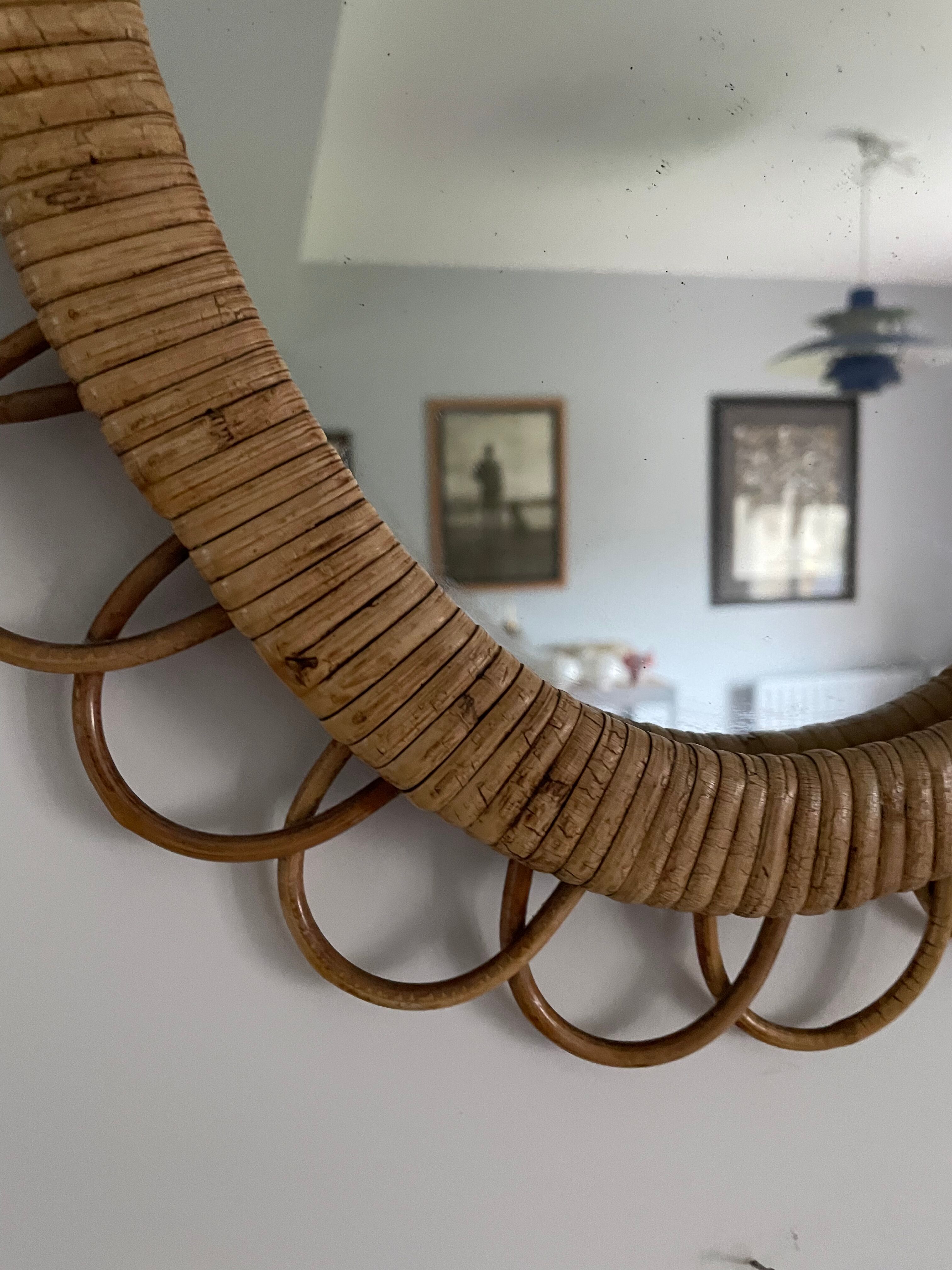 Rattan mirror flower shape