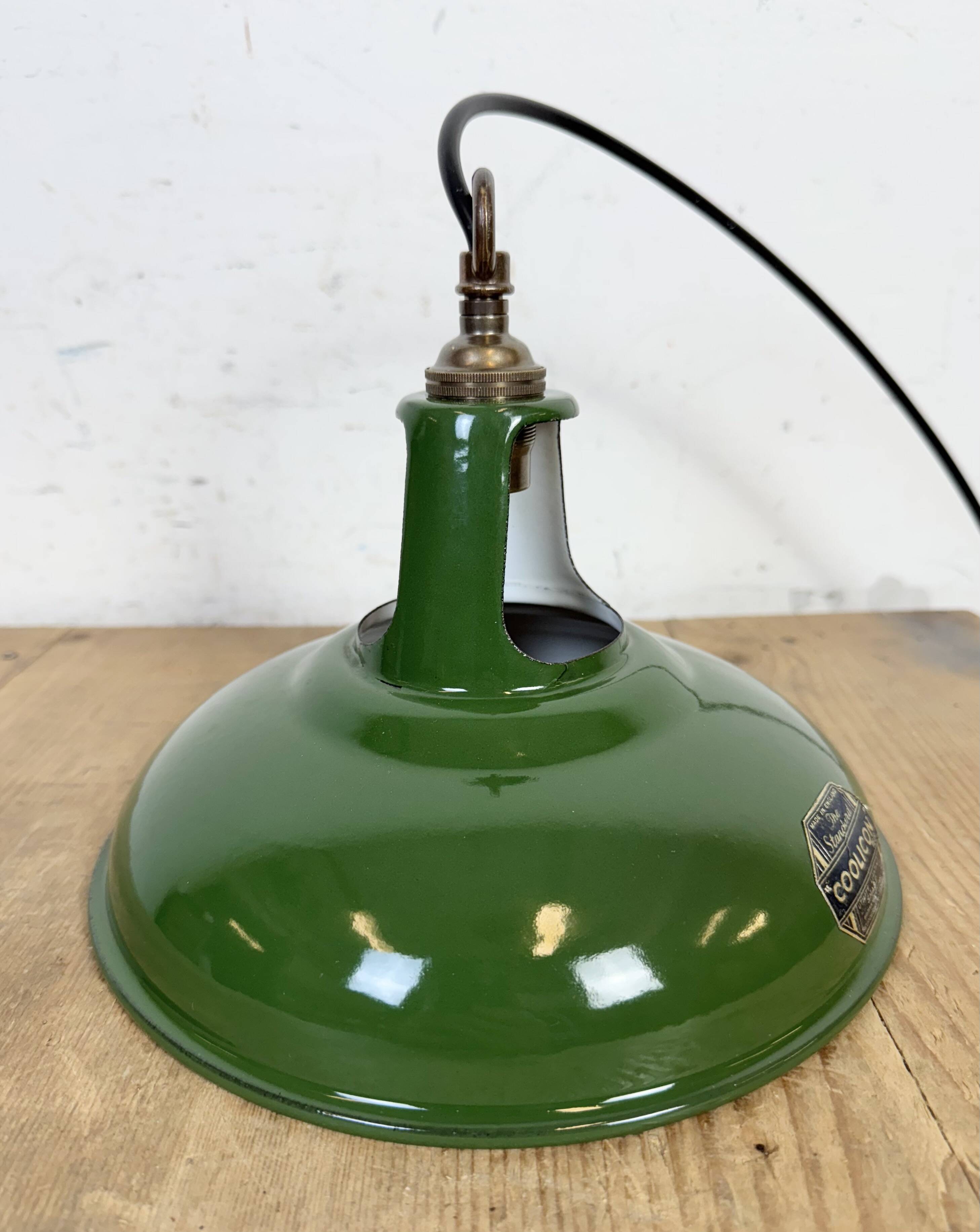 Suspension industrielle en émail vert de Coolicon, années 1950
