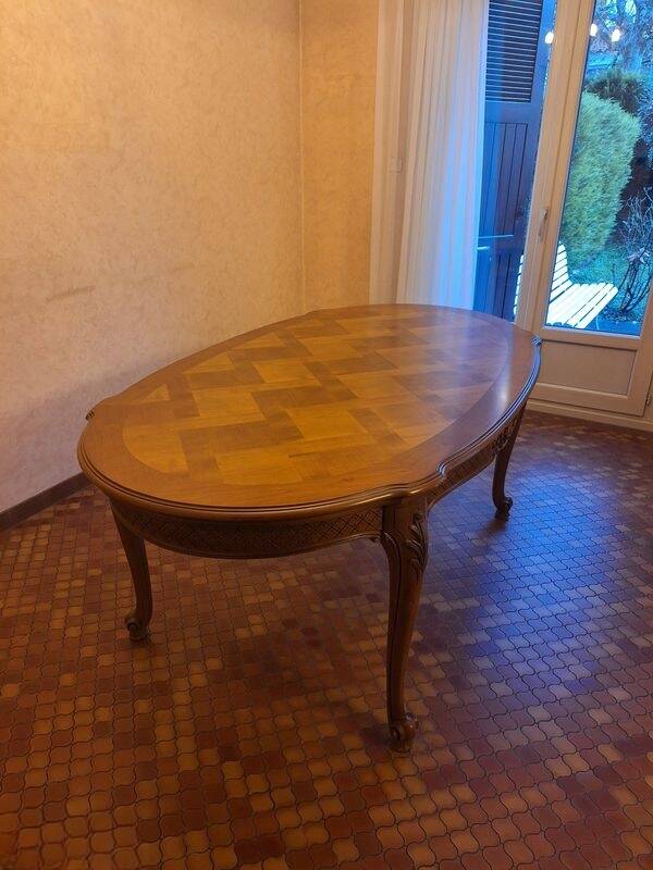 Dining table in cherry wood