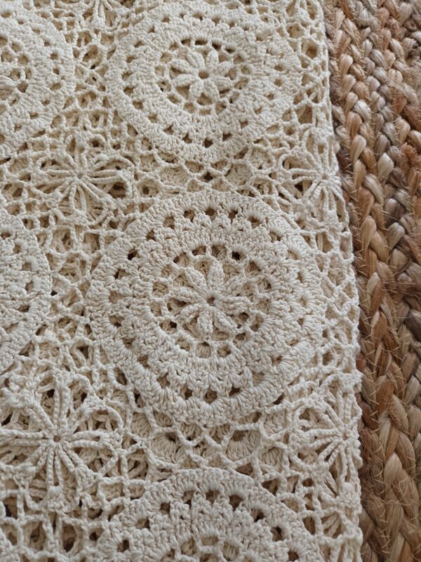Dessus de lit au crochet beige vintage