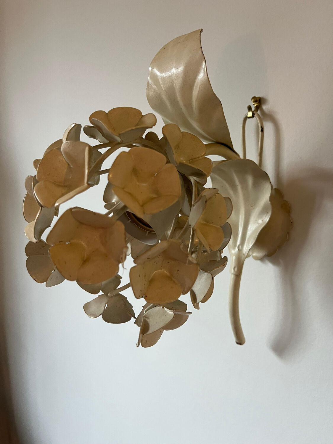 Ecru metal flower wall sconce