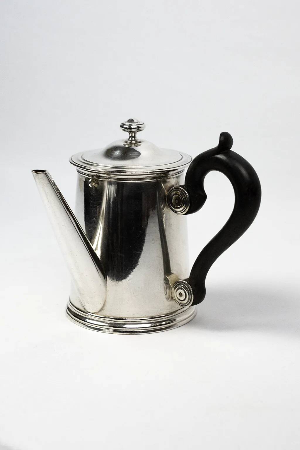 Christofle teapot in silver-plated metal, with a blackened wood handle — late 19th century, early 20th century.