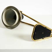 Rare grande lampe de table en laiton de style Mid-Century Modern avec une belle patine.