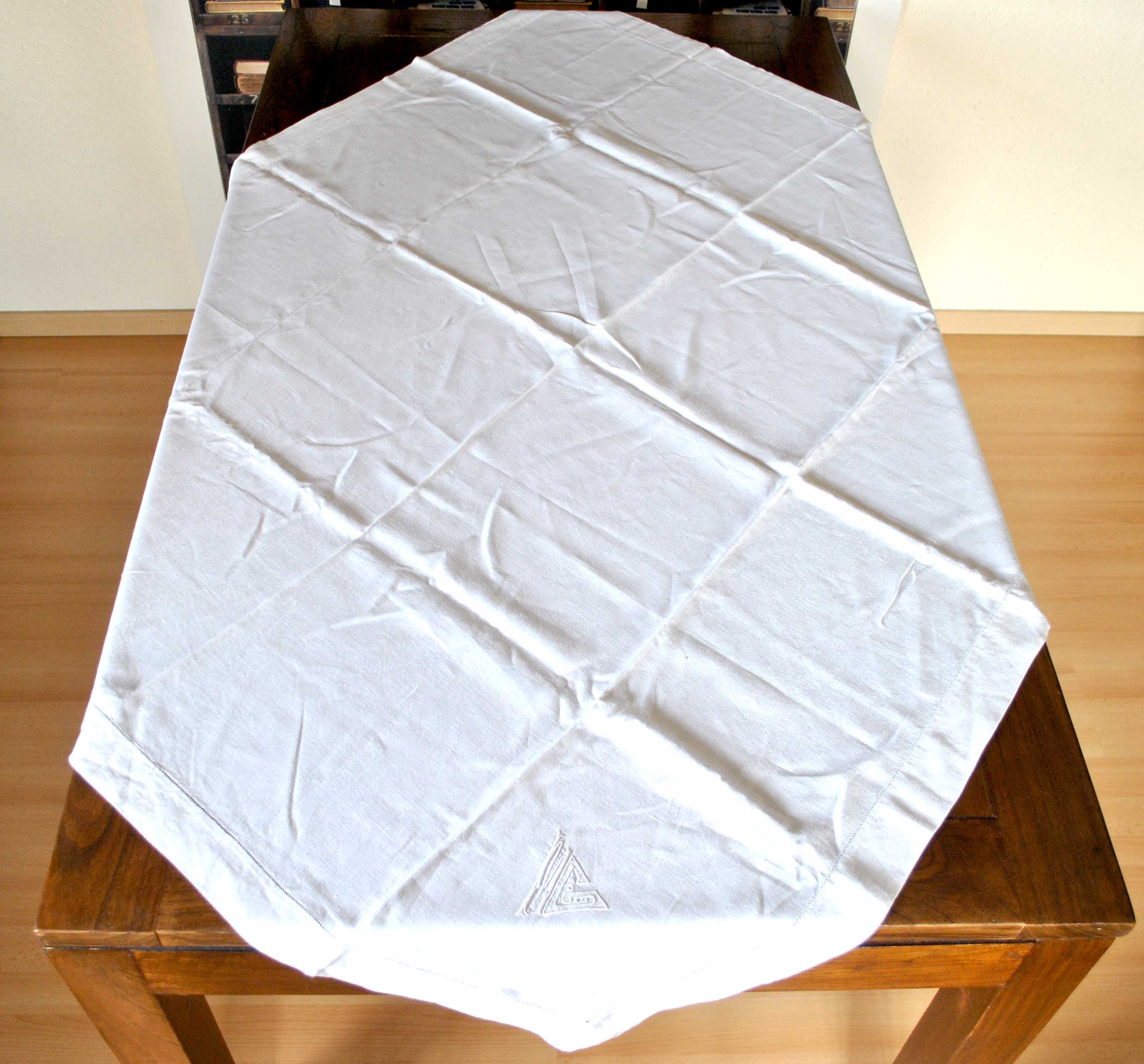 Vintage country tablecloth in embroidered cotton