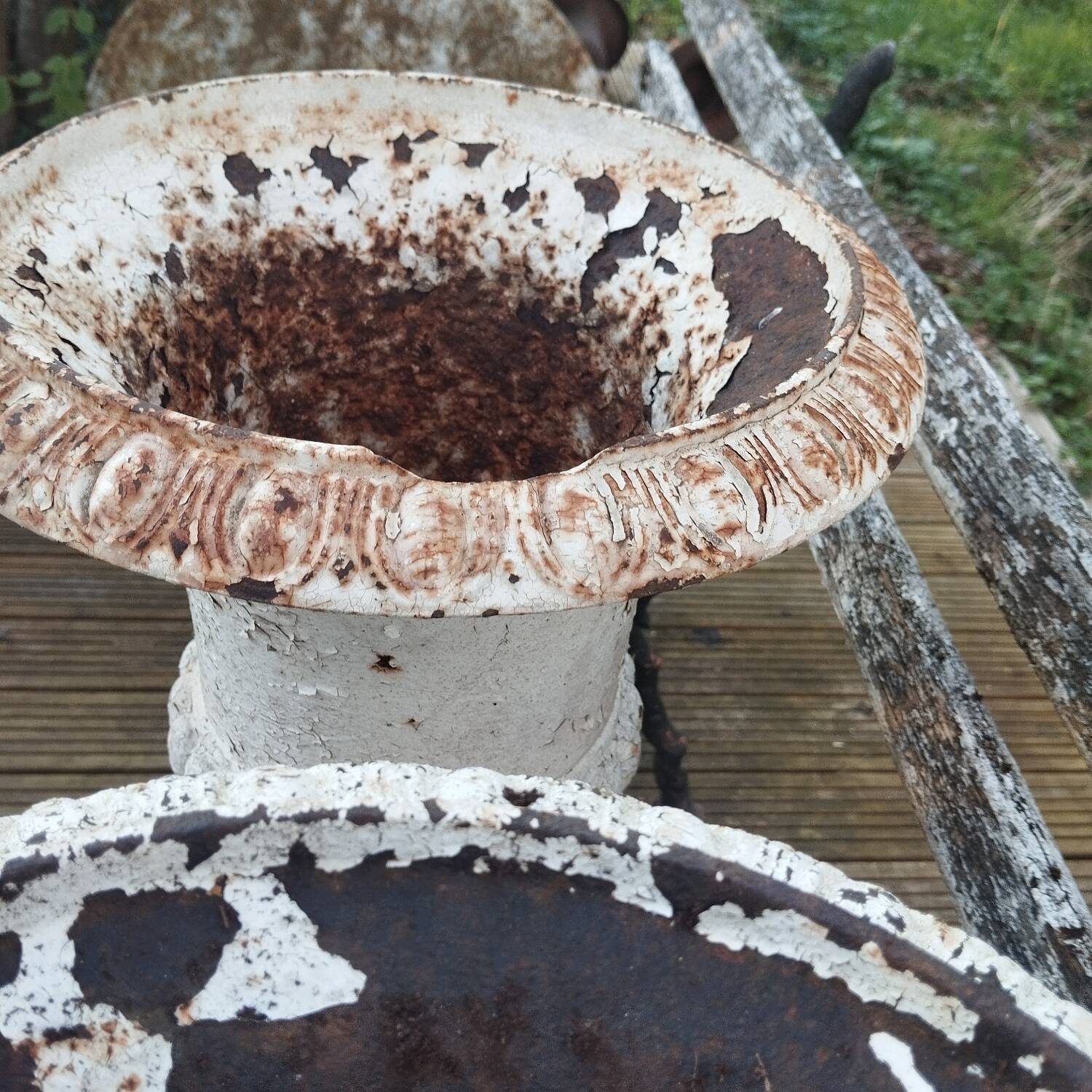 Pair of Medici vases in cast iron