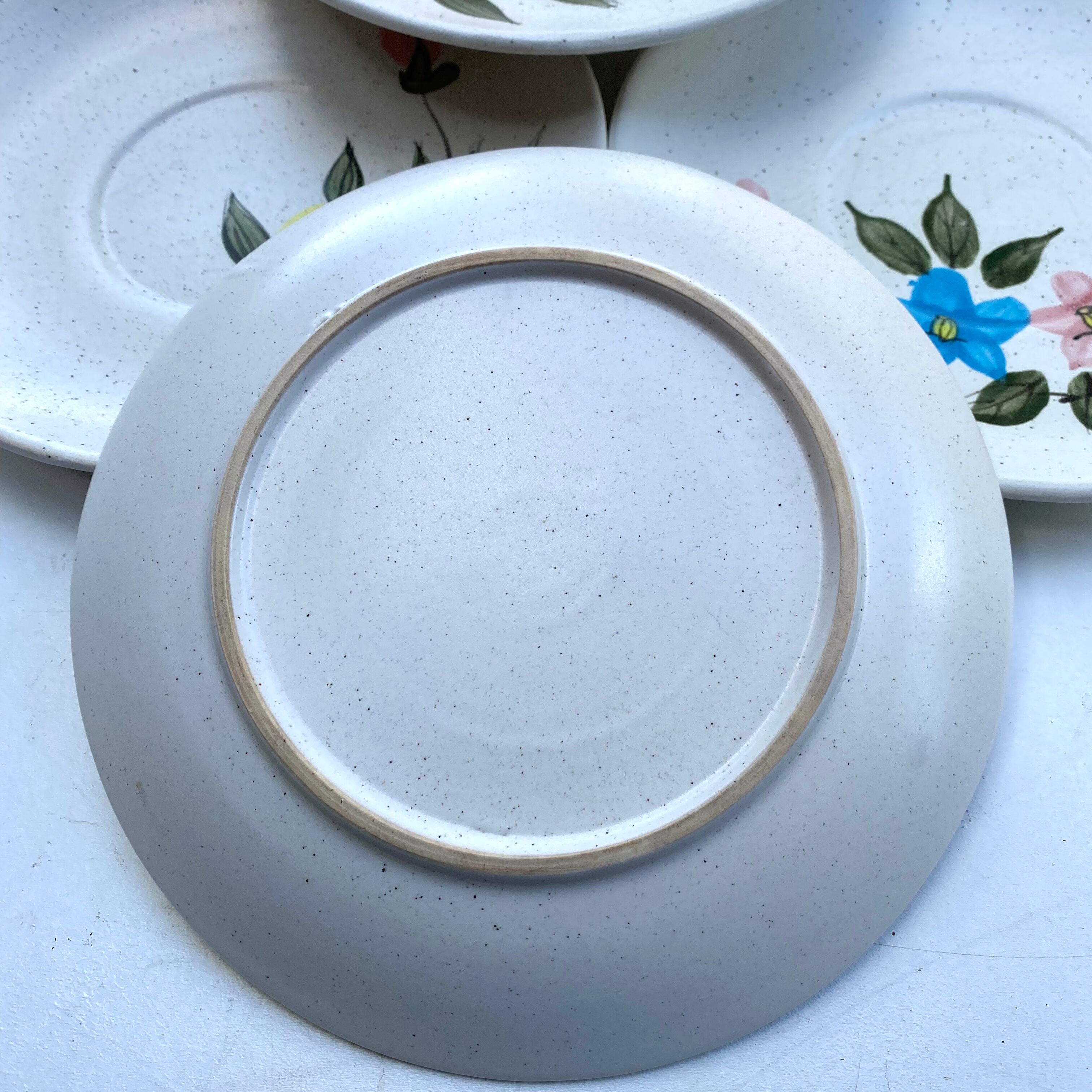Stoneware dessert plates with floral decoration
