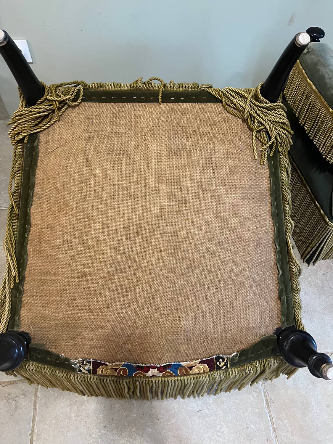Paire de fauteuils en velours et tapisserie