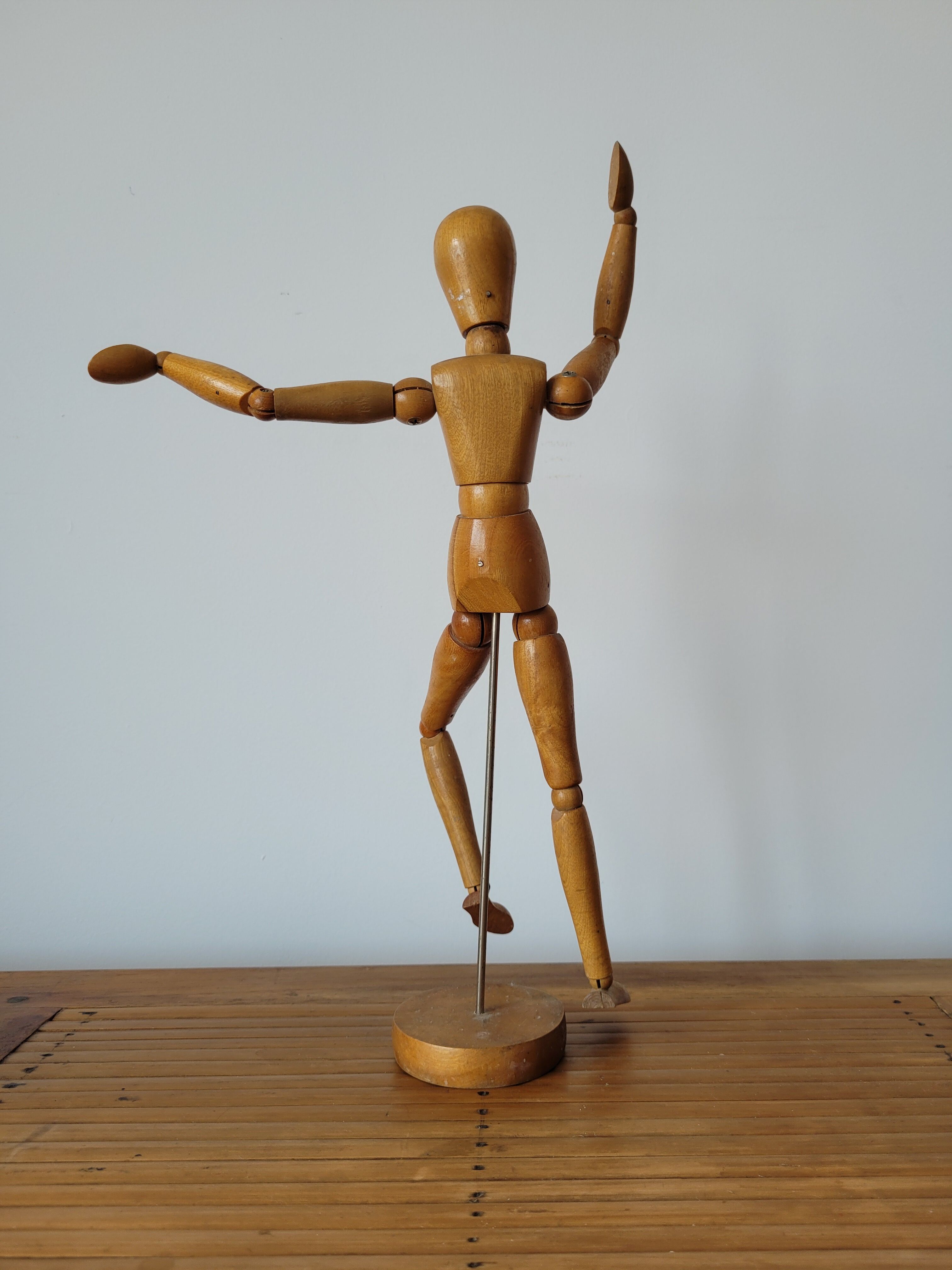 Articulated wooden mannequin