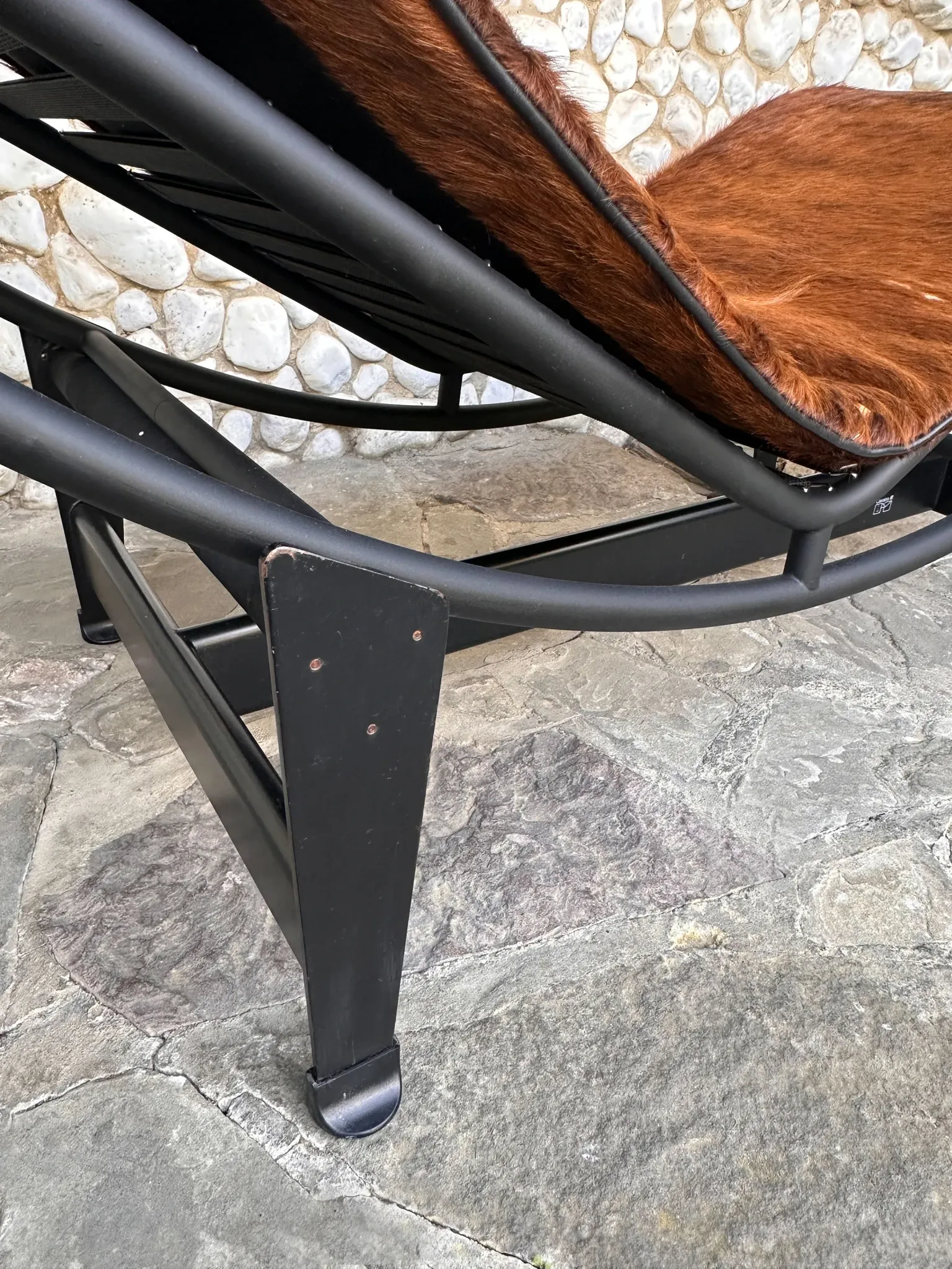 LC4 chaise longue in cowhide and black frame by Cassina, 1970–80