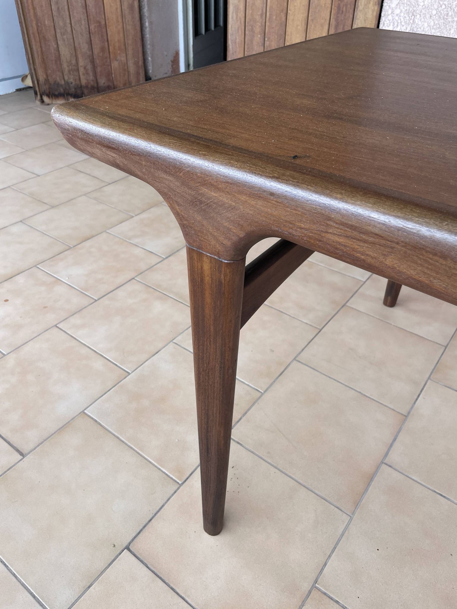 Table scandinave en teck par Johannes Andersen pour Samcom 1960