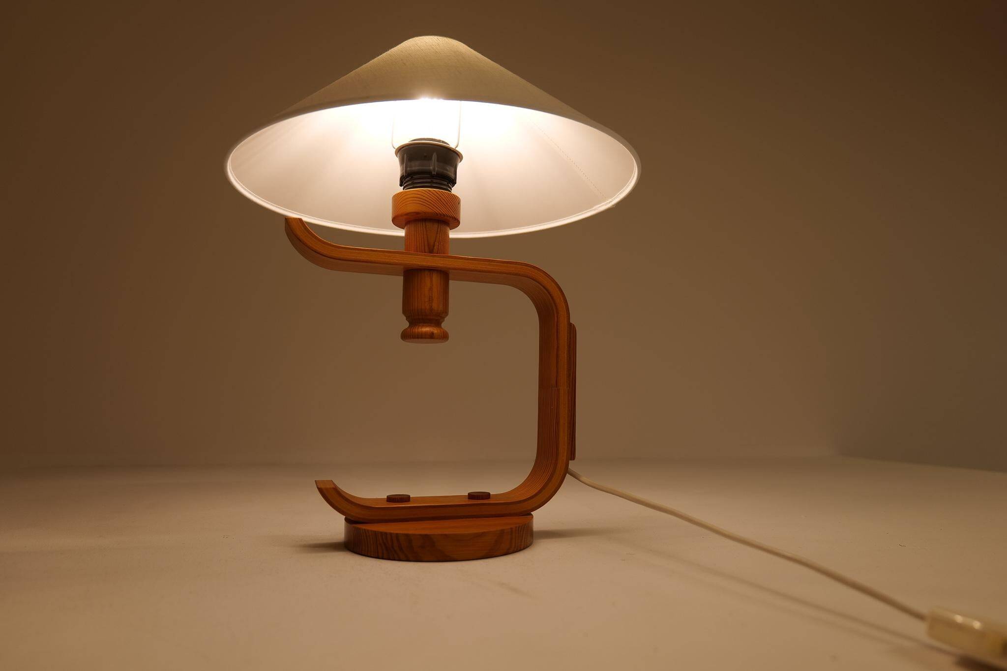 Mid-century modern sculptural table lamp in pine, 1970s.