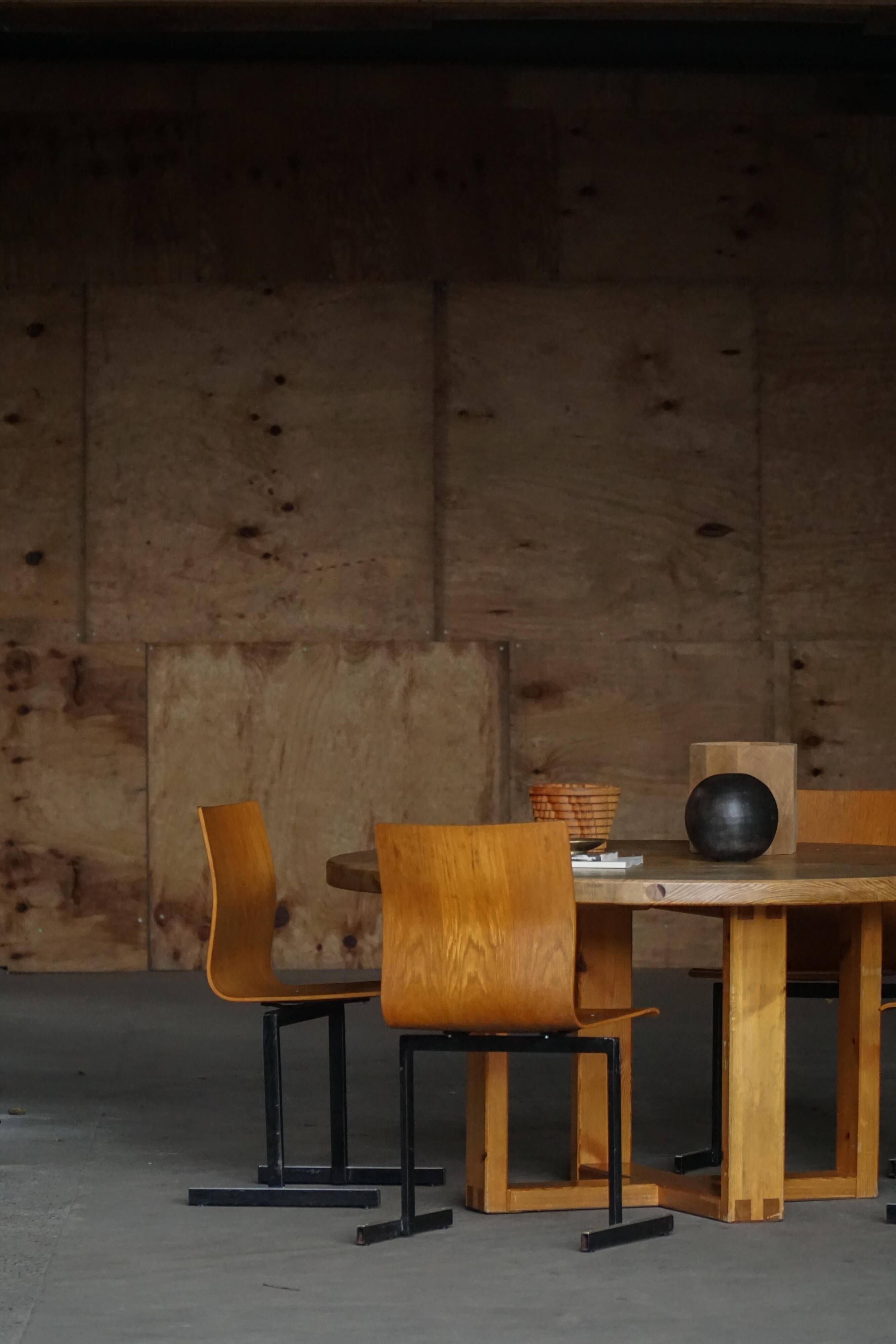 Round table in pine by Roland Wilhelmsson, mid-20th century.