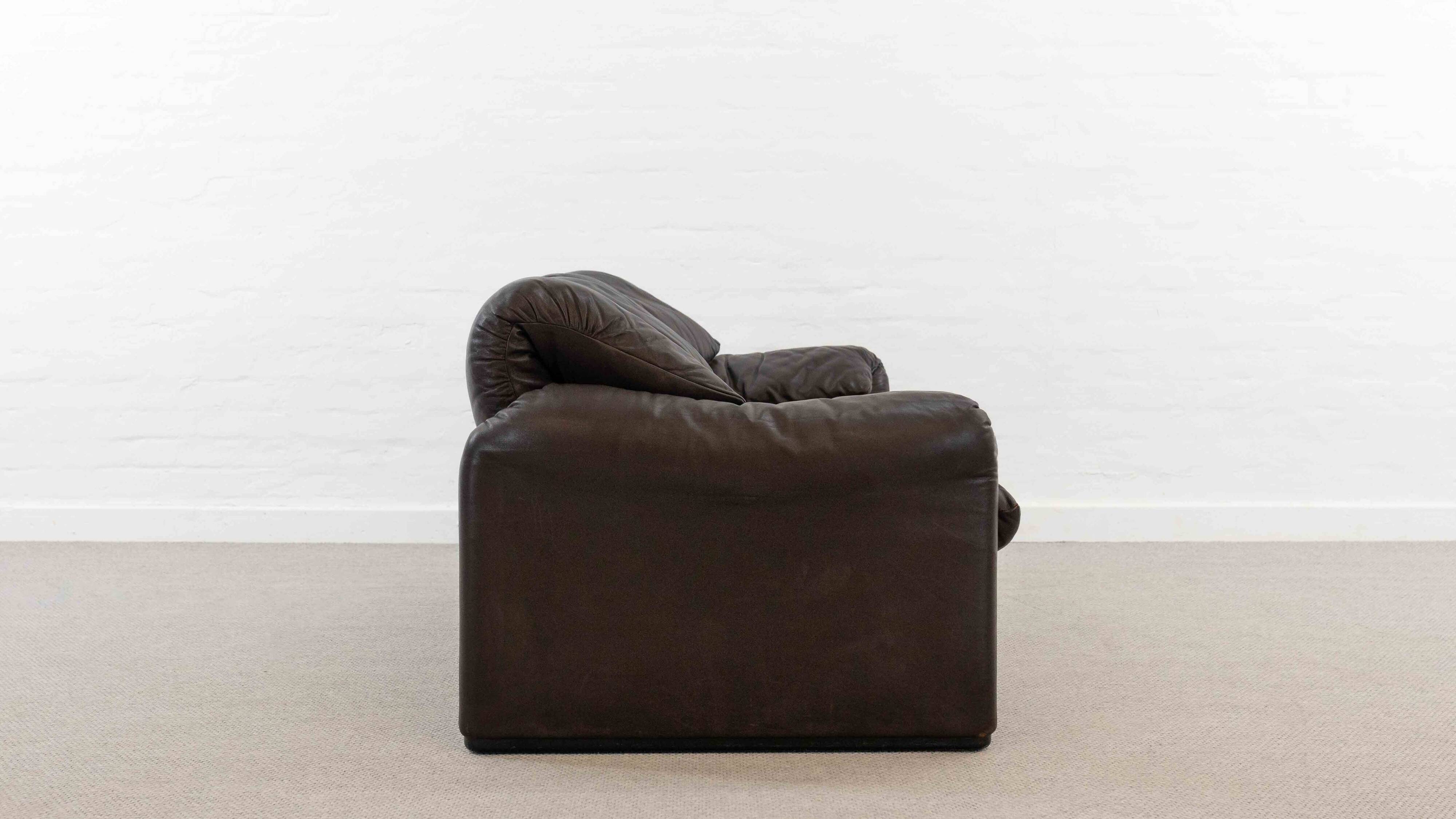Brown leather 2-seater sofa Cassina Maralunga by Vico Magistretti