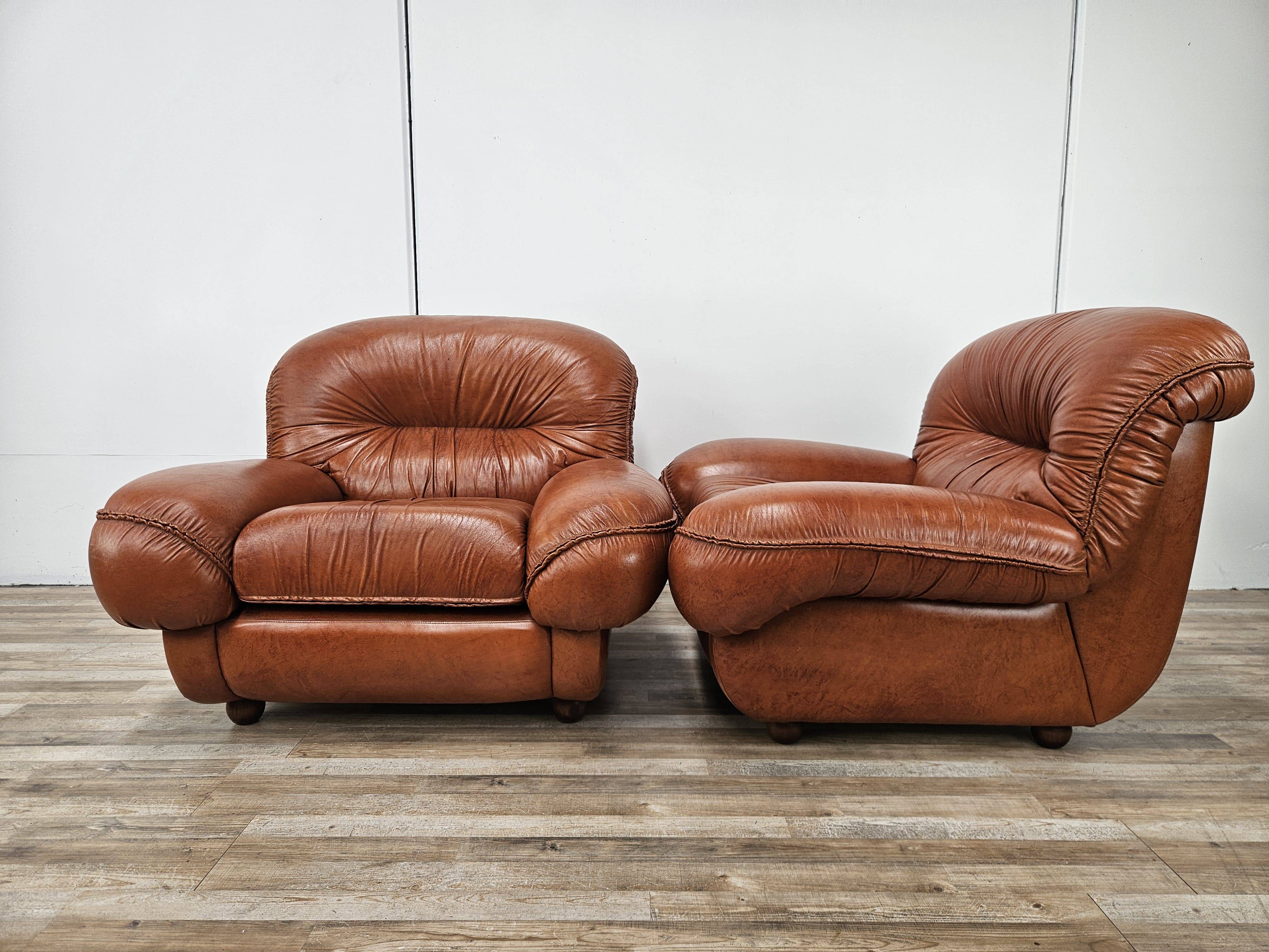 2 fauteuils en cuir cognac, années 1970