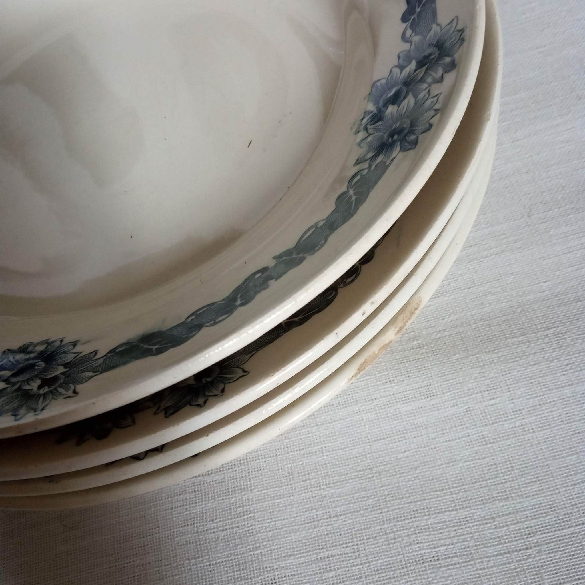 4 assiettes creuses "Denise", terre de fer, décor bleu de fleurs