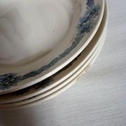 4 assiettes creuses "Denise", terre de fer, décor bleu de fleurs