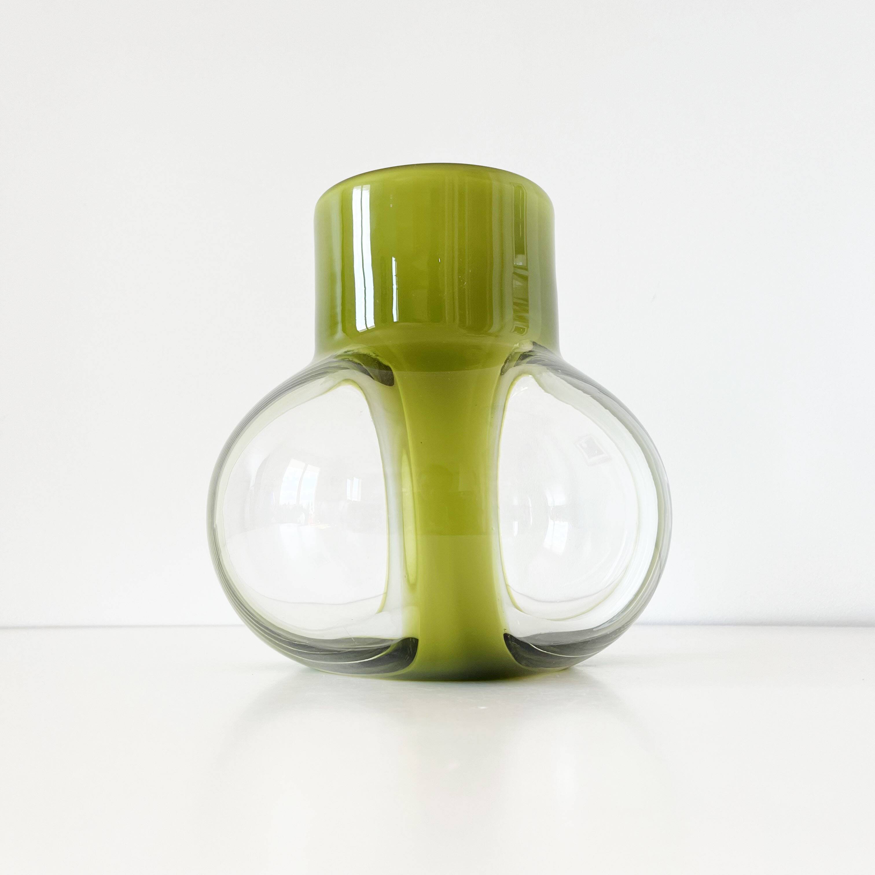 Vase en verre soufflé et opaline vert vintage 1960