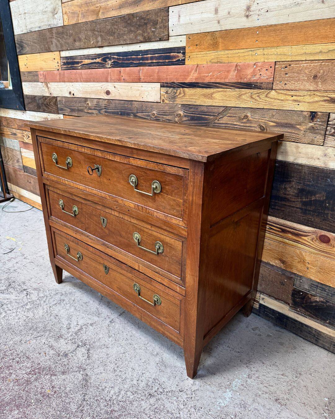 Petite commode en noyer - Époque Louis XVI