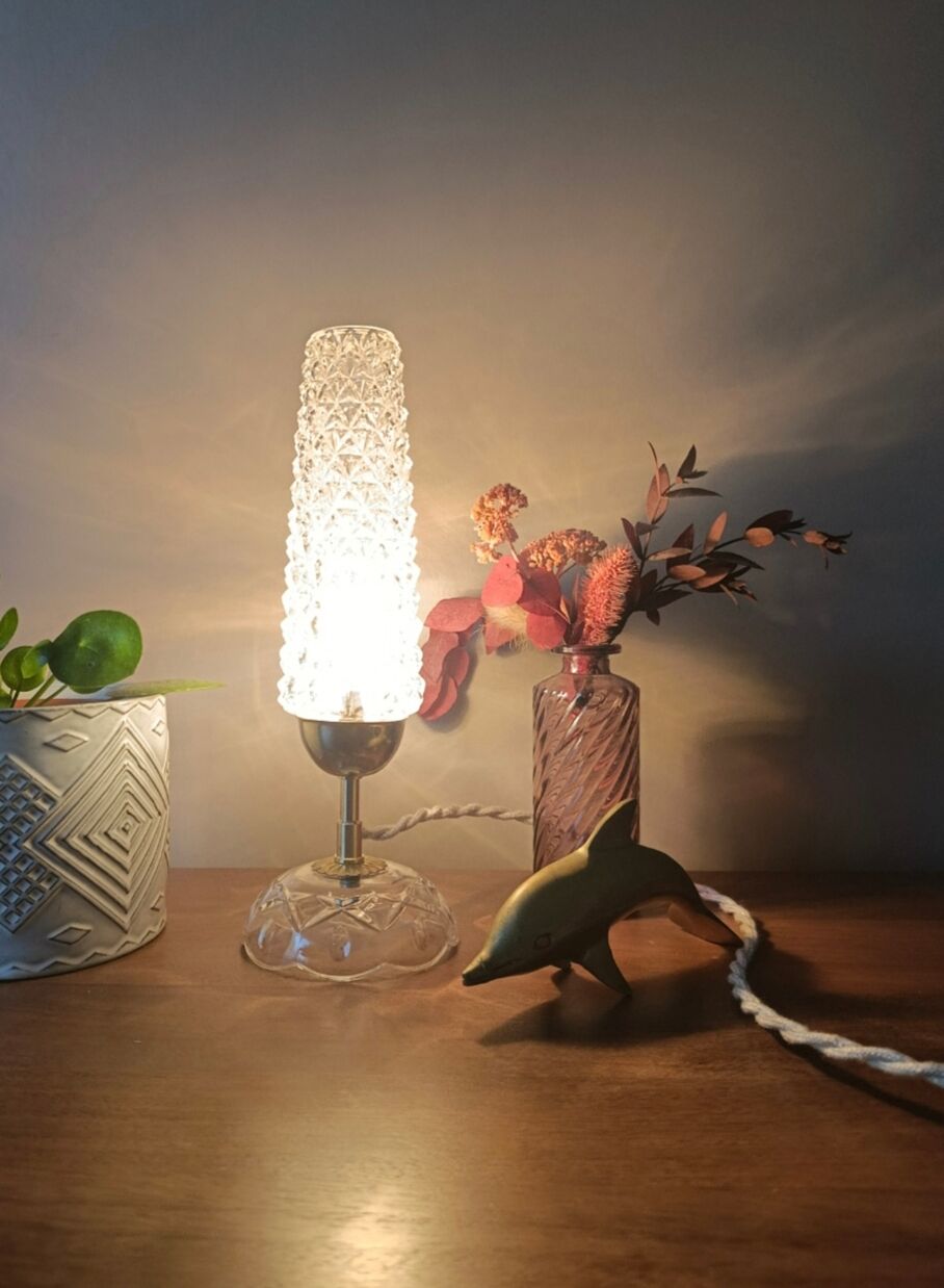 Retro chic bedside lamp with a diamond tip.