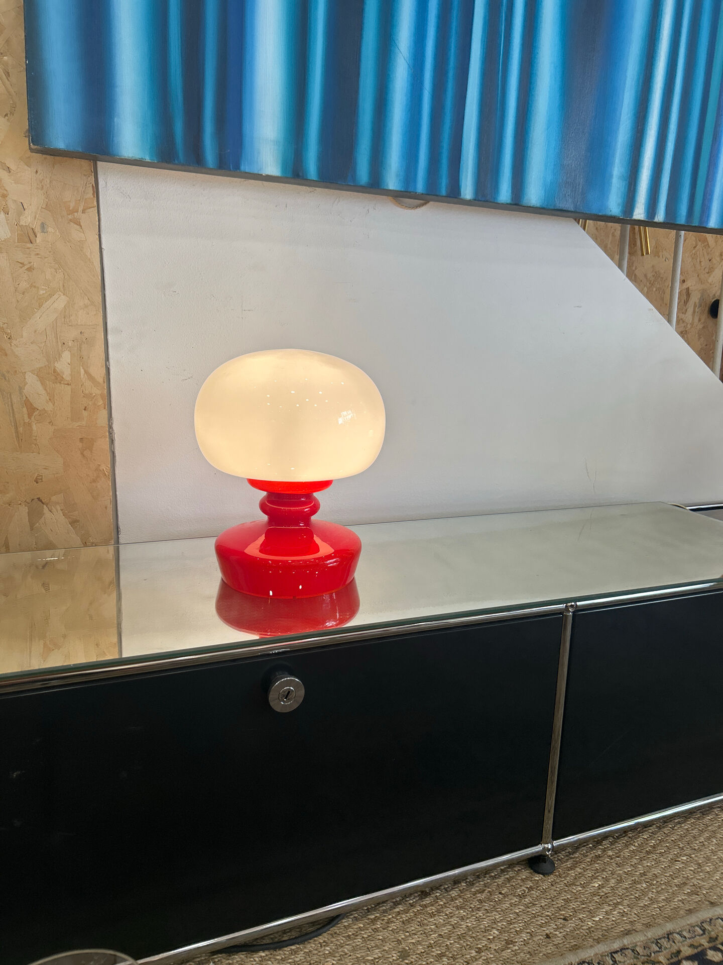 Red and white bedside lamp in opaline.