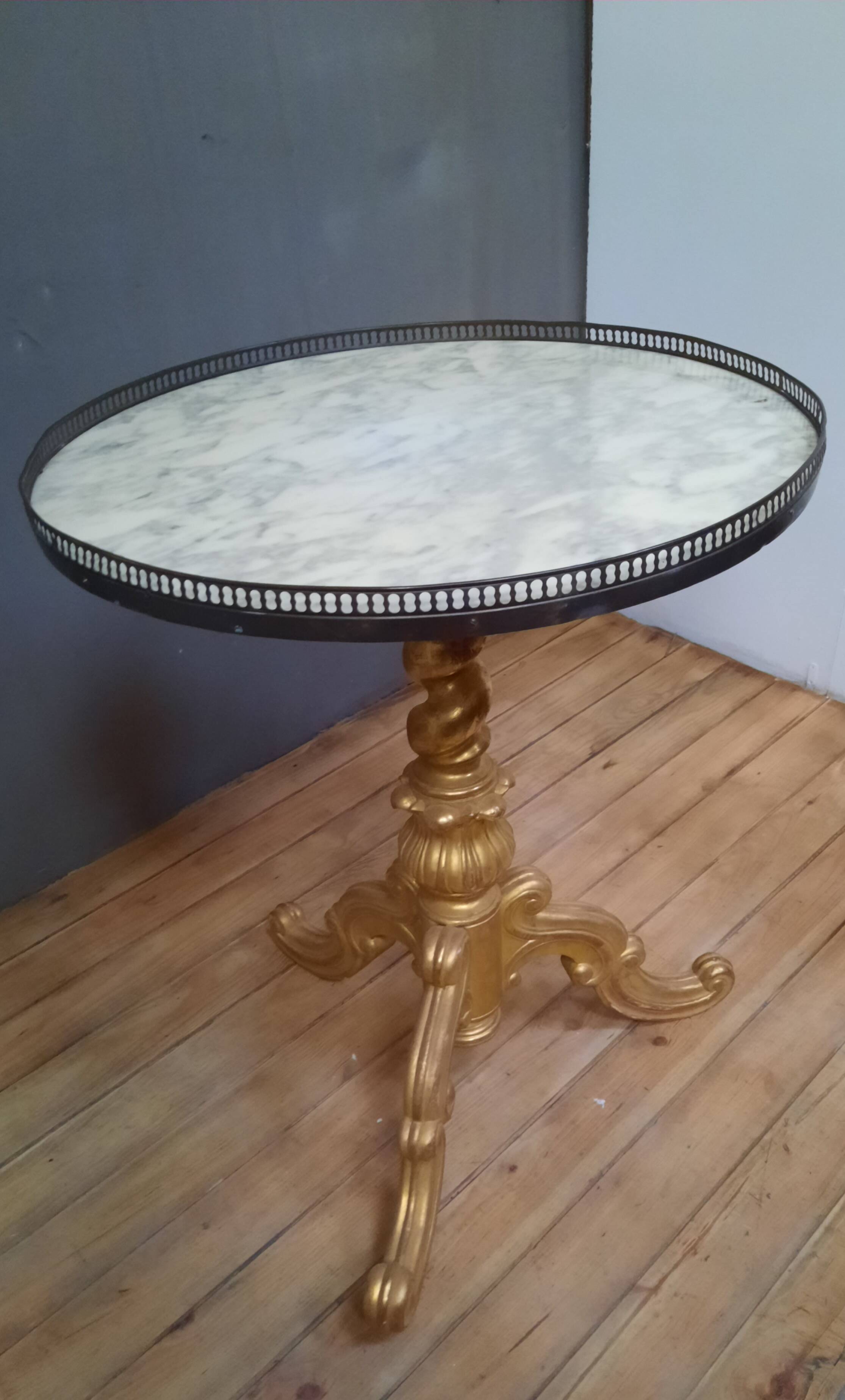 Gilded wooden pedestal table
