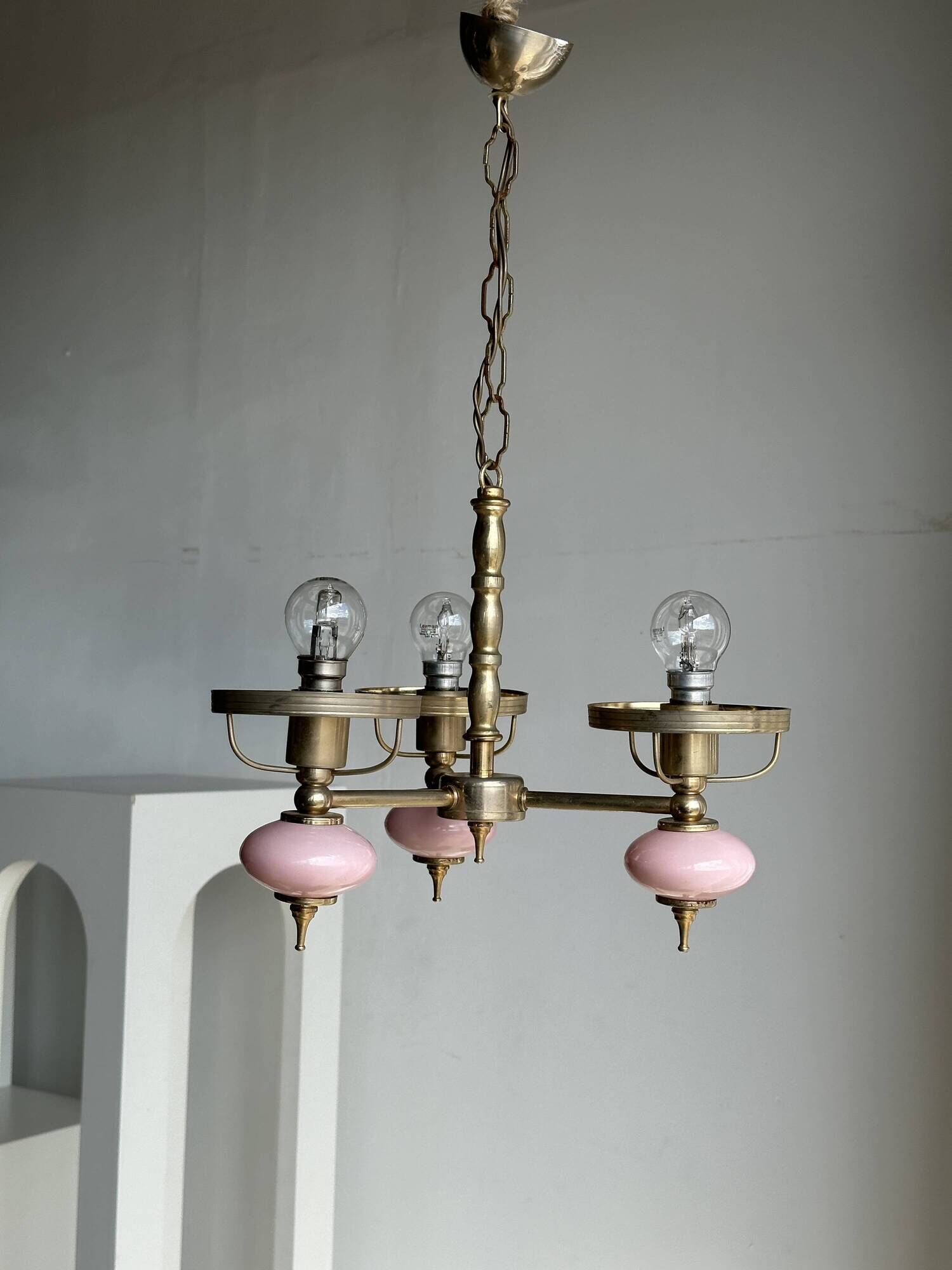 Petit lustre rose et doré à 3 bras de lumières