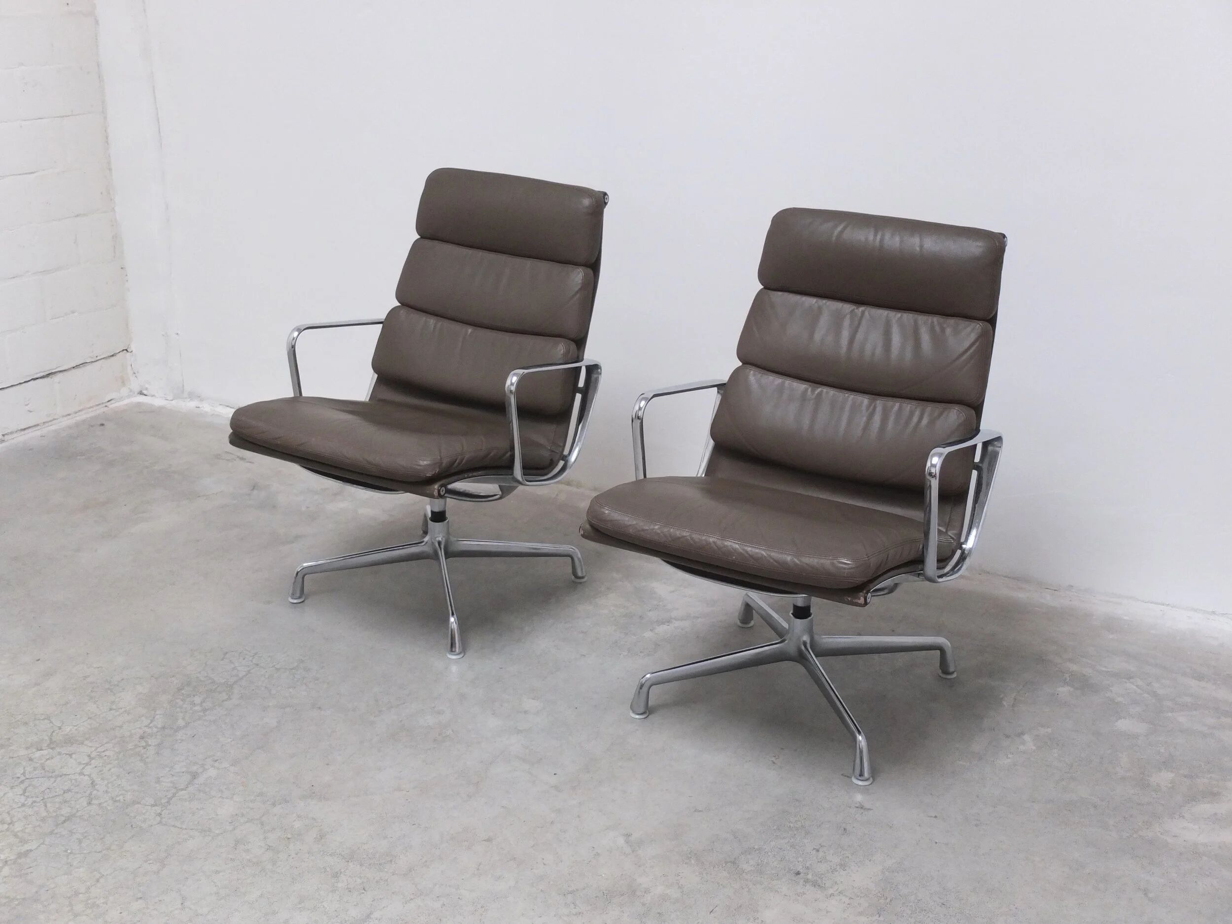 Early pair of Eames 'EA216' swivel lounge chairs by Herman Miller, 1960s