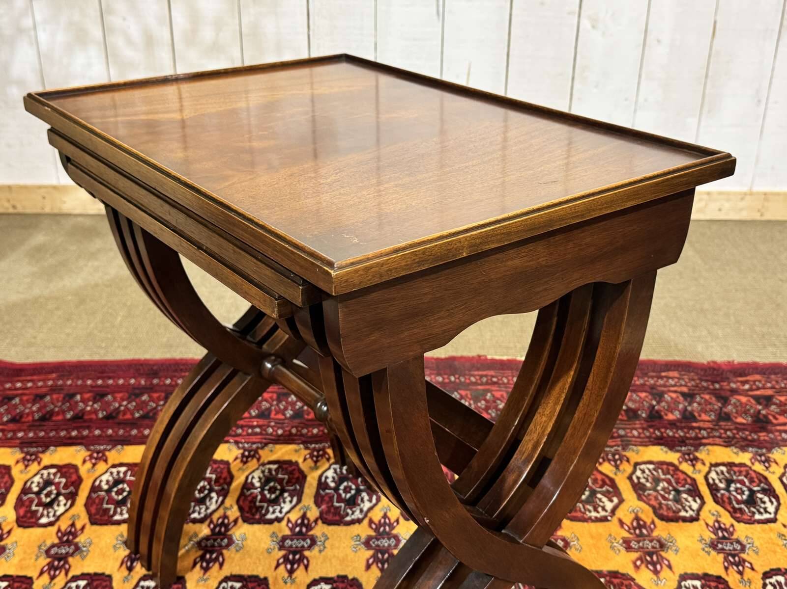 Suite de tables gigognes anglaises en acajou des années 1950