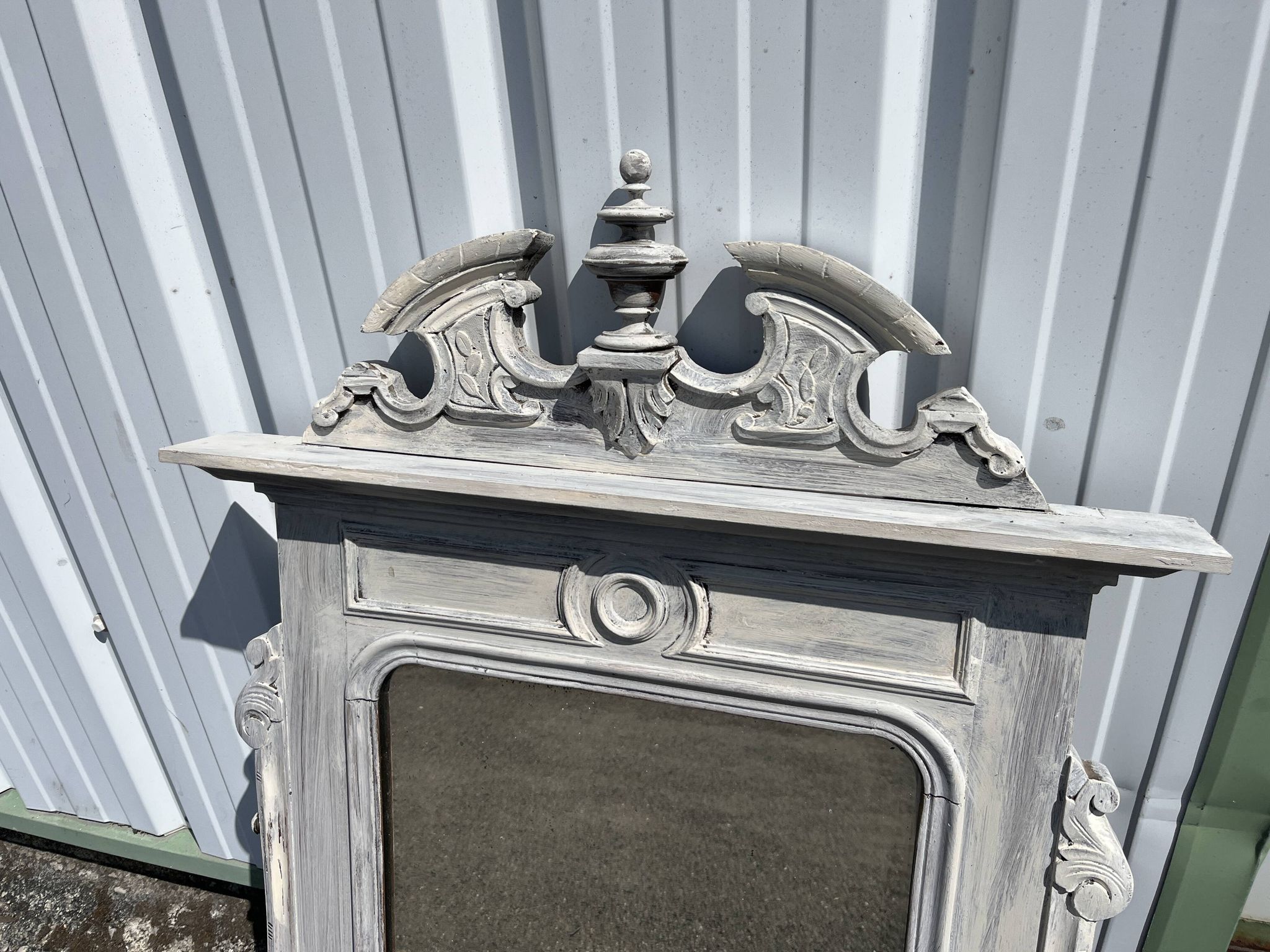 Large decorative mirror in carved wood with shabby patina