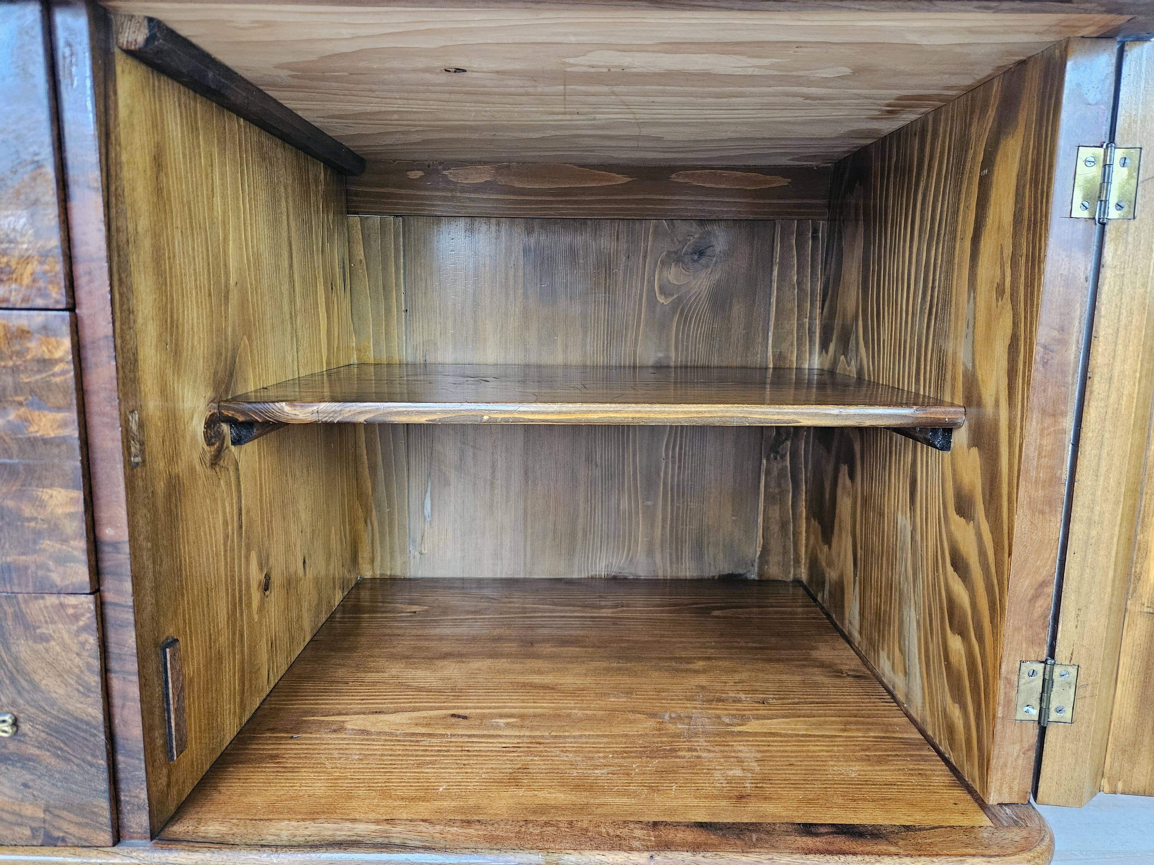 Art Decò display cabinet in walnut burl