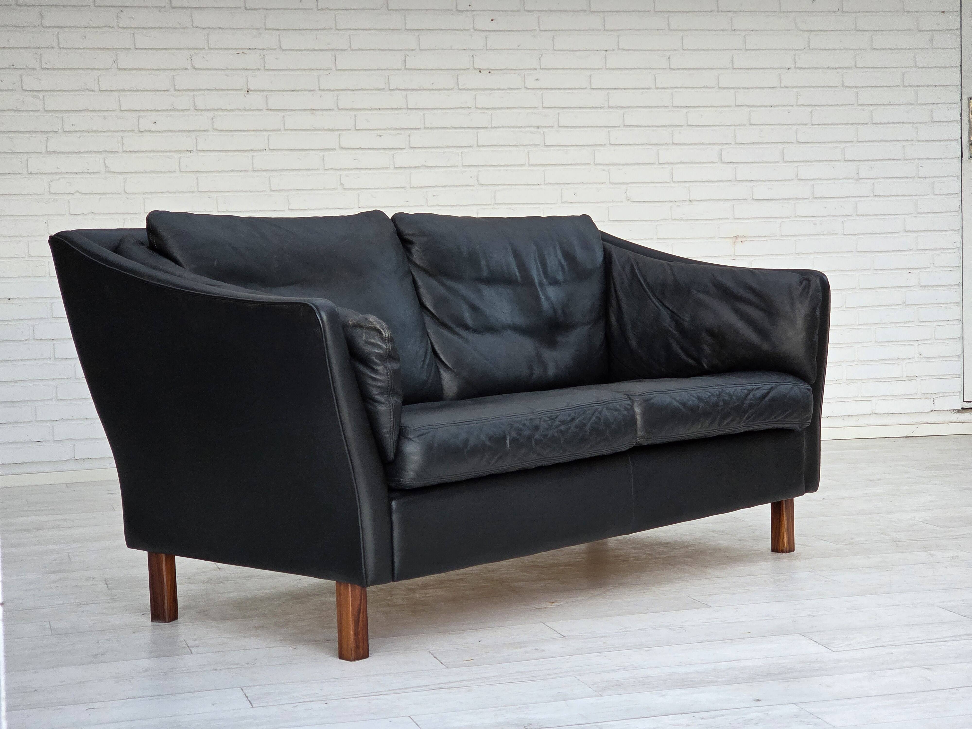 Canapé danois 2 places des années 1970, cuir d'ameublement noir d'origine, bois de teck.
