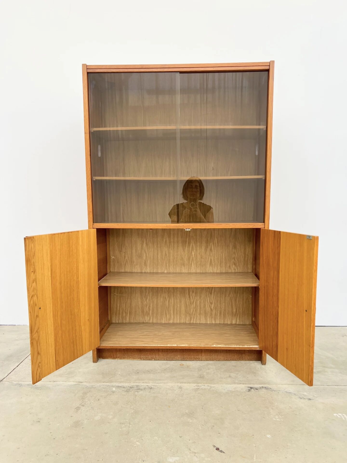 Bibliothèque-vitrine à portes coulissantes, chêne et verre fumé, années 60