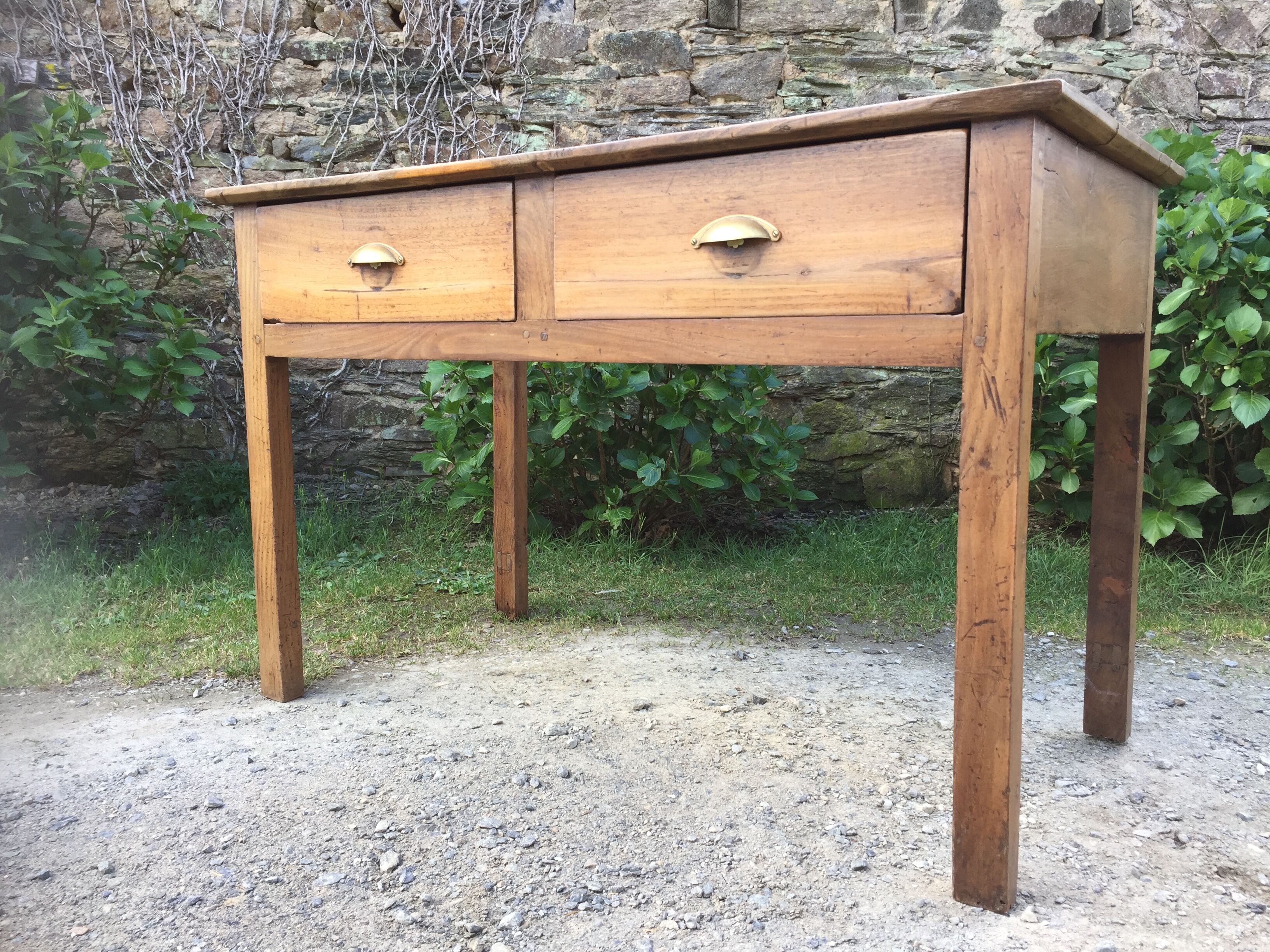 Farm table of the country Brièron (South Brittany) old with 2 drawers in chestnut.