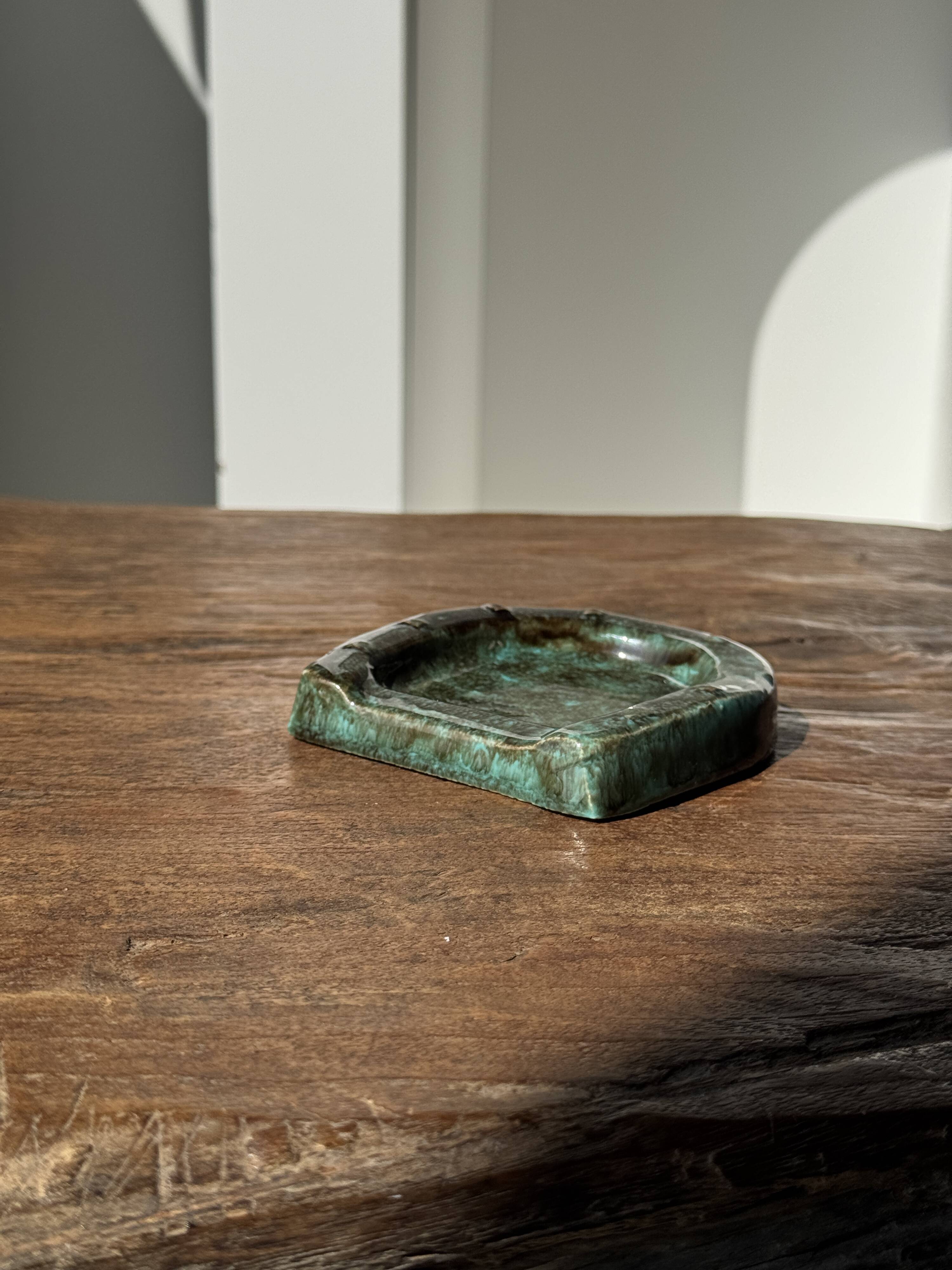 Cendrier en céramique vernissée turquoise et brune en forme de fer à cheval