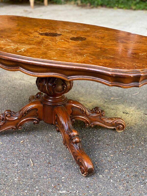 Table basse victorienne en bois de ronce de noyer incrustation pied central